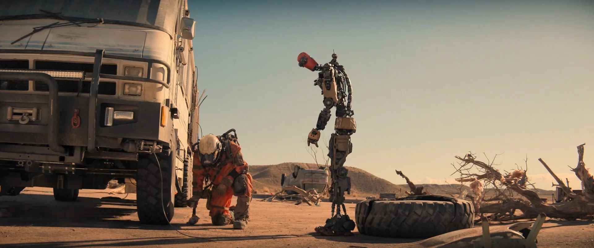 Tom Hanks and Caleb Landry Jones in Finch (2021)