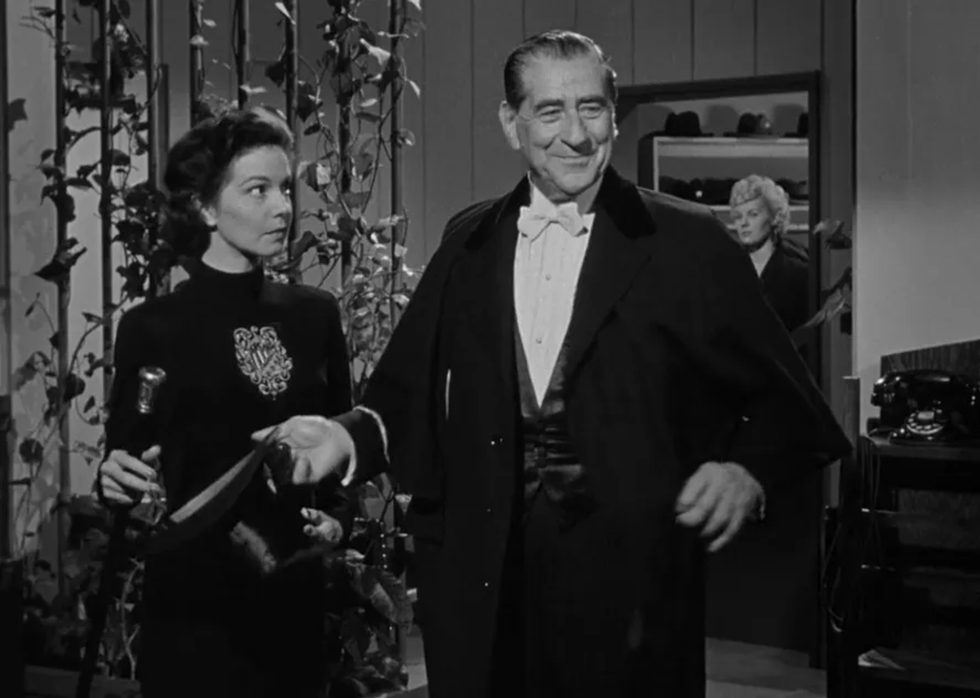 Pat Barton and Robert Warwick in In a Lonely Place (1950)