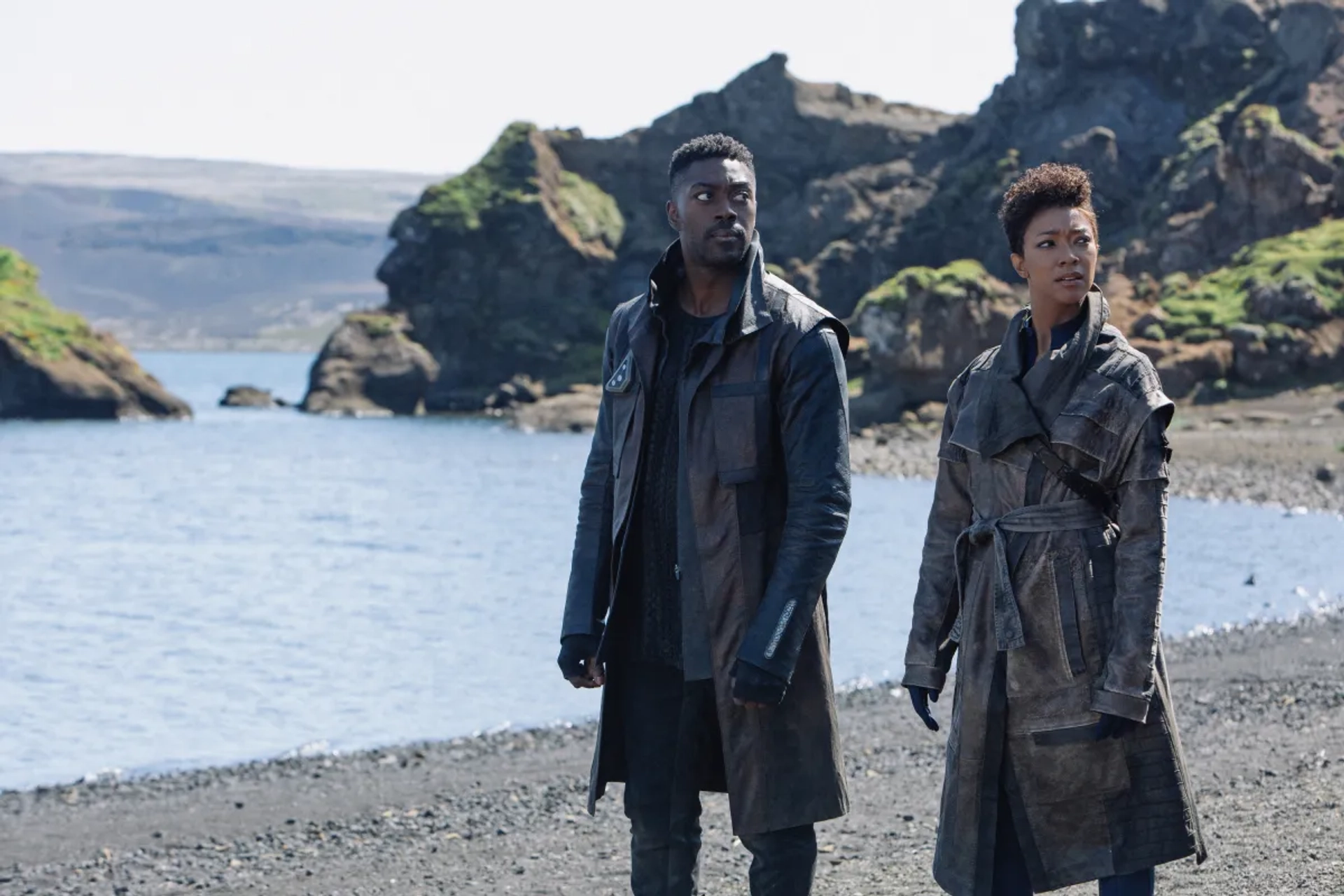 Sonequa Martin-Green and David Ajala in Star Trek: Discovery (2017)