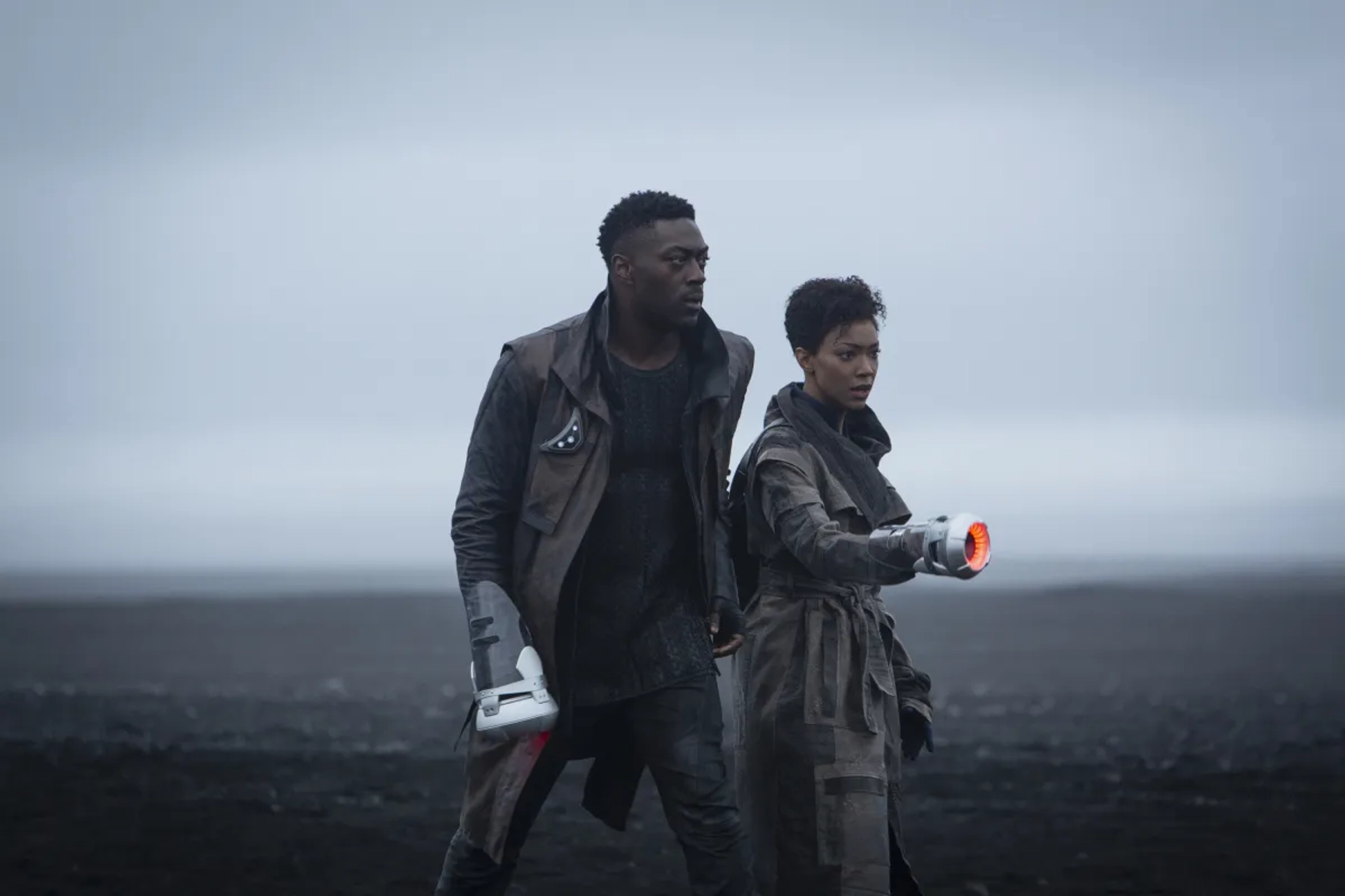 Sonequa Martin-Green and David Ajala in Star Trek: Discovery (2017)