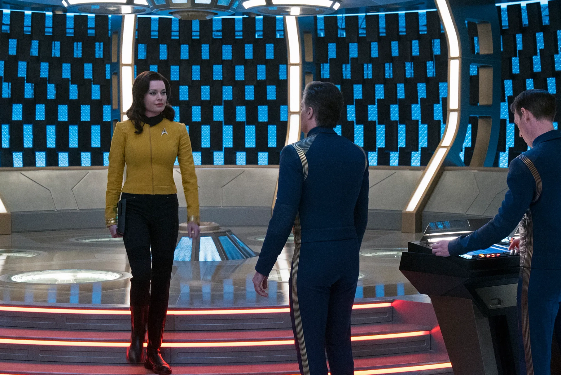 Rebecca Romijn and Anson Mount in Star Trek: Discovery (2017)