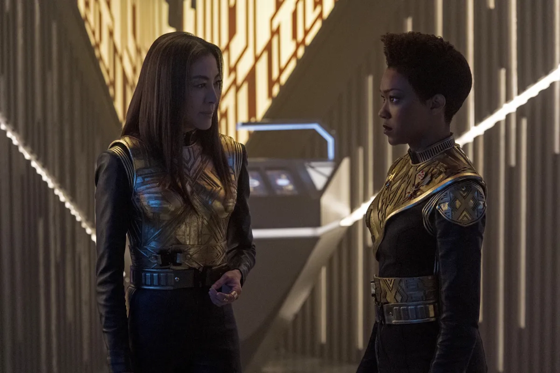 Michelle Yeoh and Sonequa Martin-Green in Star Trek: Discovery (2017)