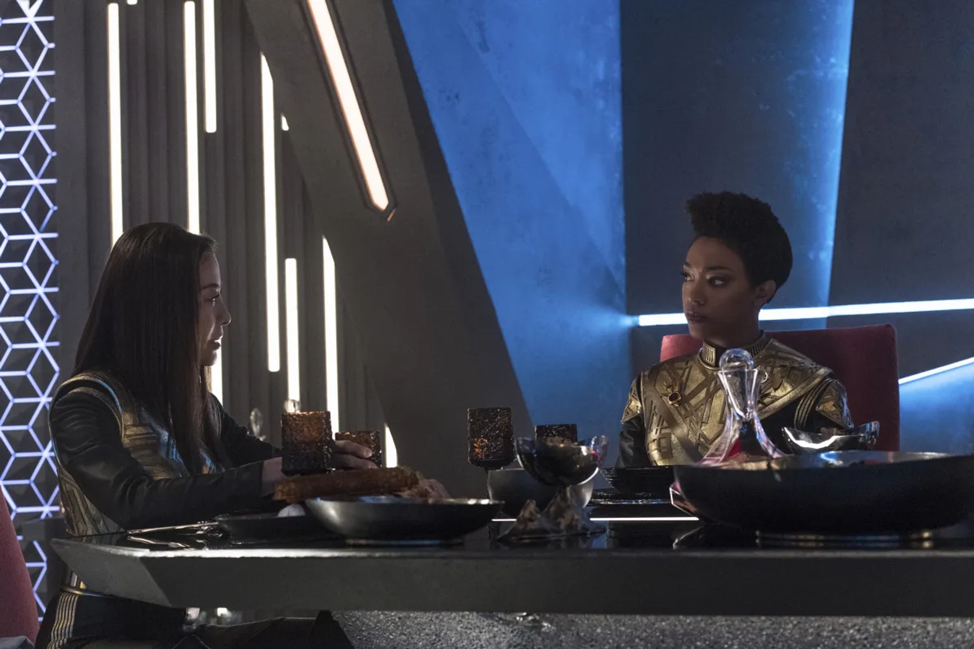 Michelle Yeoh and Sonequa Martin-Green in Star Trek: Discovery (2017)