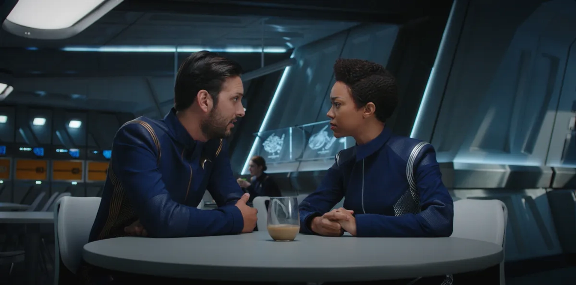 Sonequa Martin-Green and Shazad Latif in Star Trek: Discovery (2017)