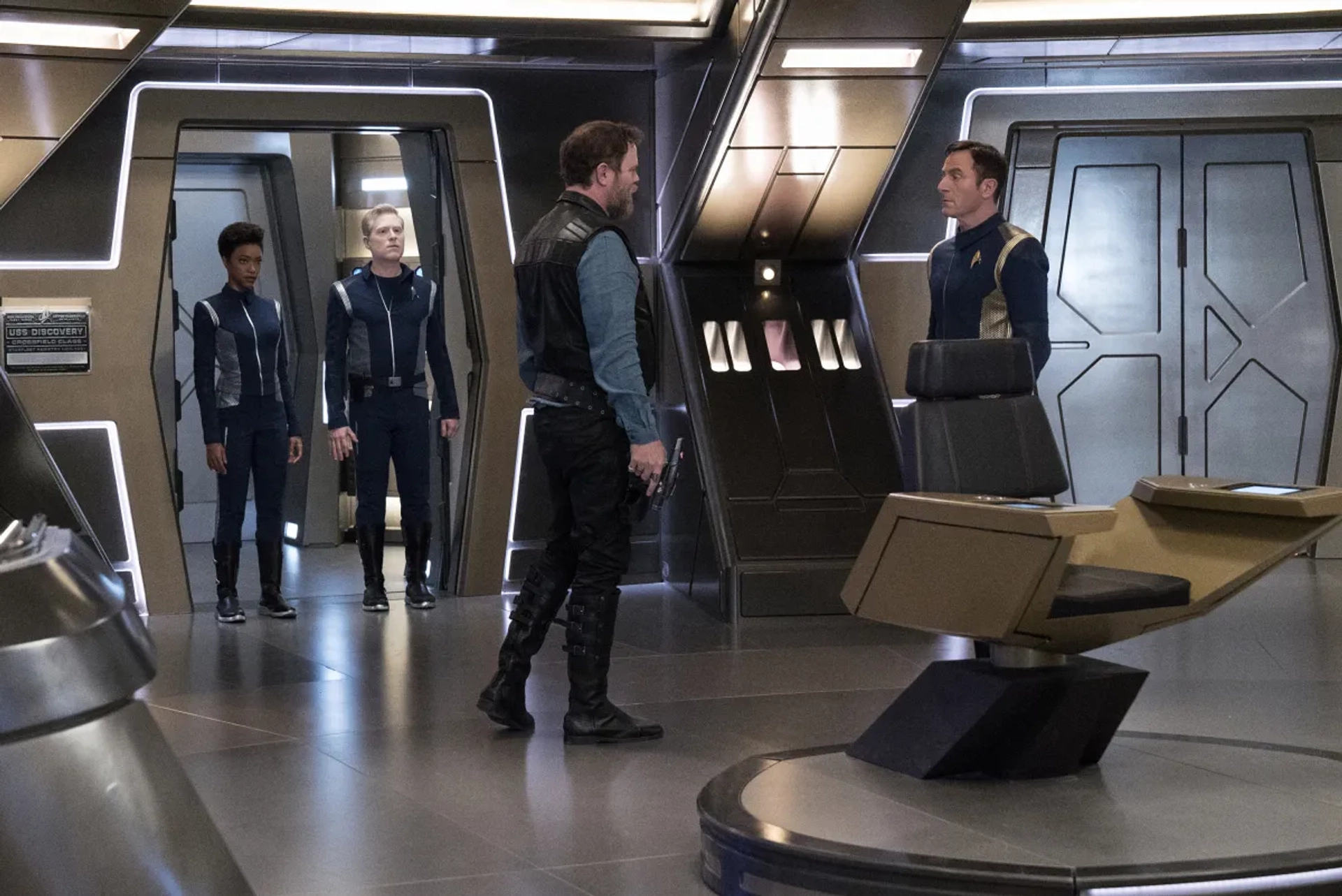 Jason Isaacs, Anthony Rapp, Rainn Wilson, and Sonequa Martin-Green in Star Trek: Discovery (2017)