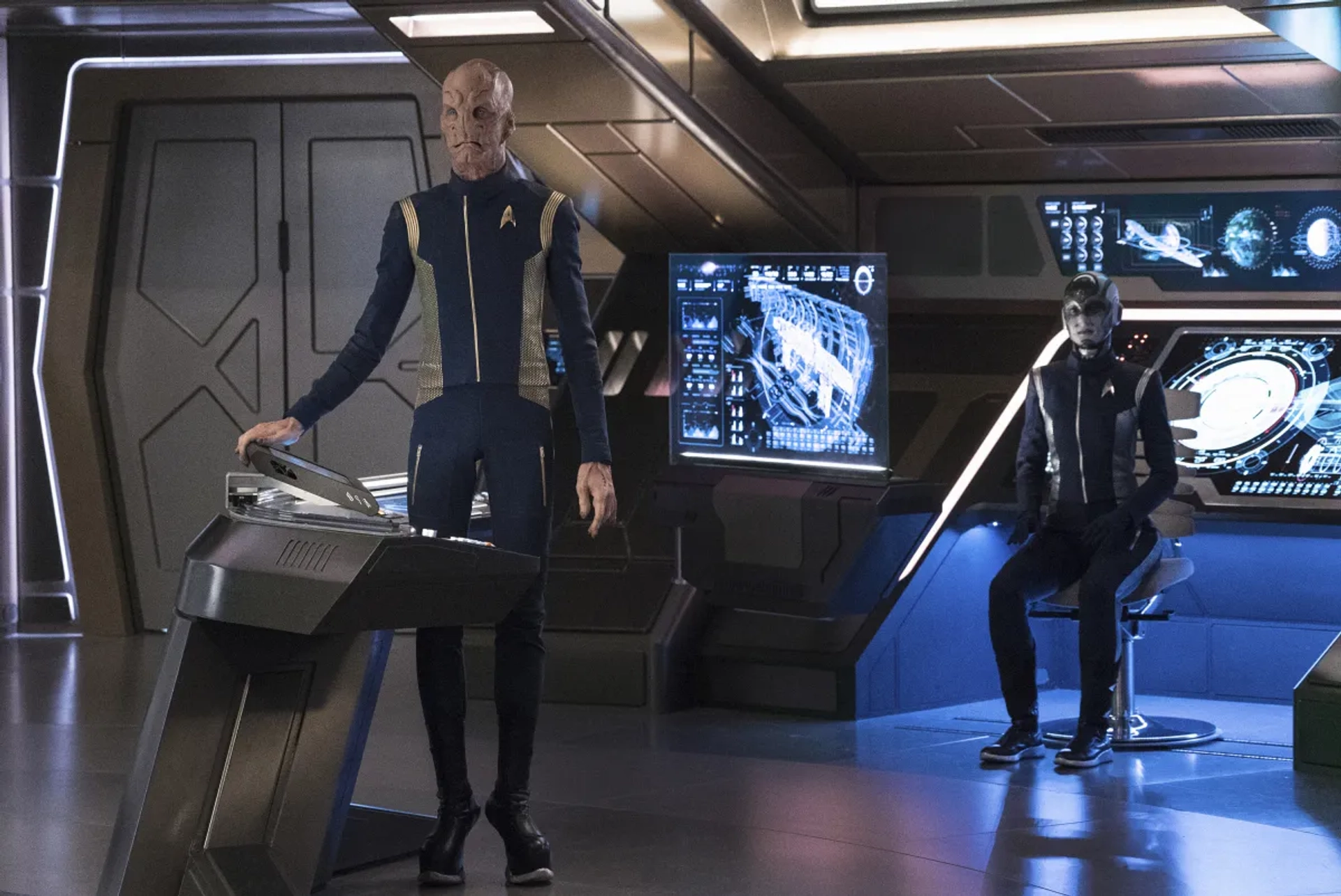 Doug Jones and Hannah Cheesman in Star Trek: Discovery (2017)