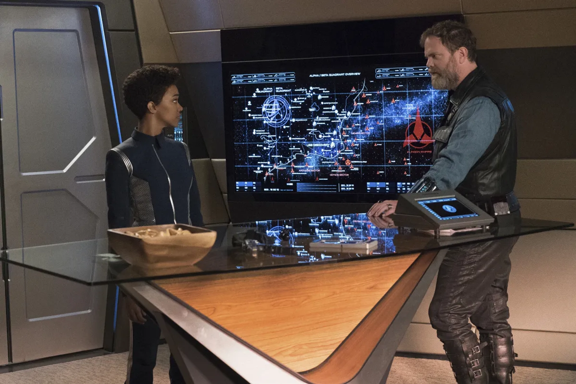 Rainn Wilson and Sonequa Martin-Green in Star Trek: Discovery (2017)