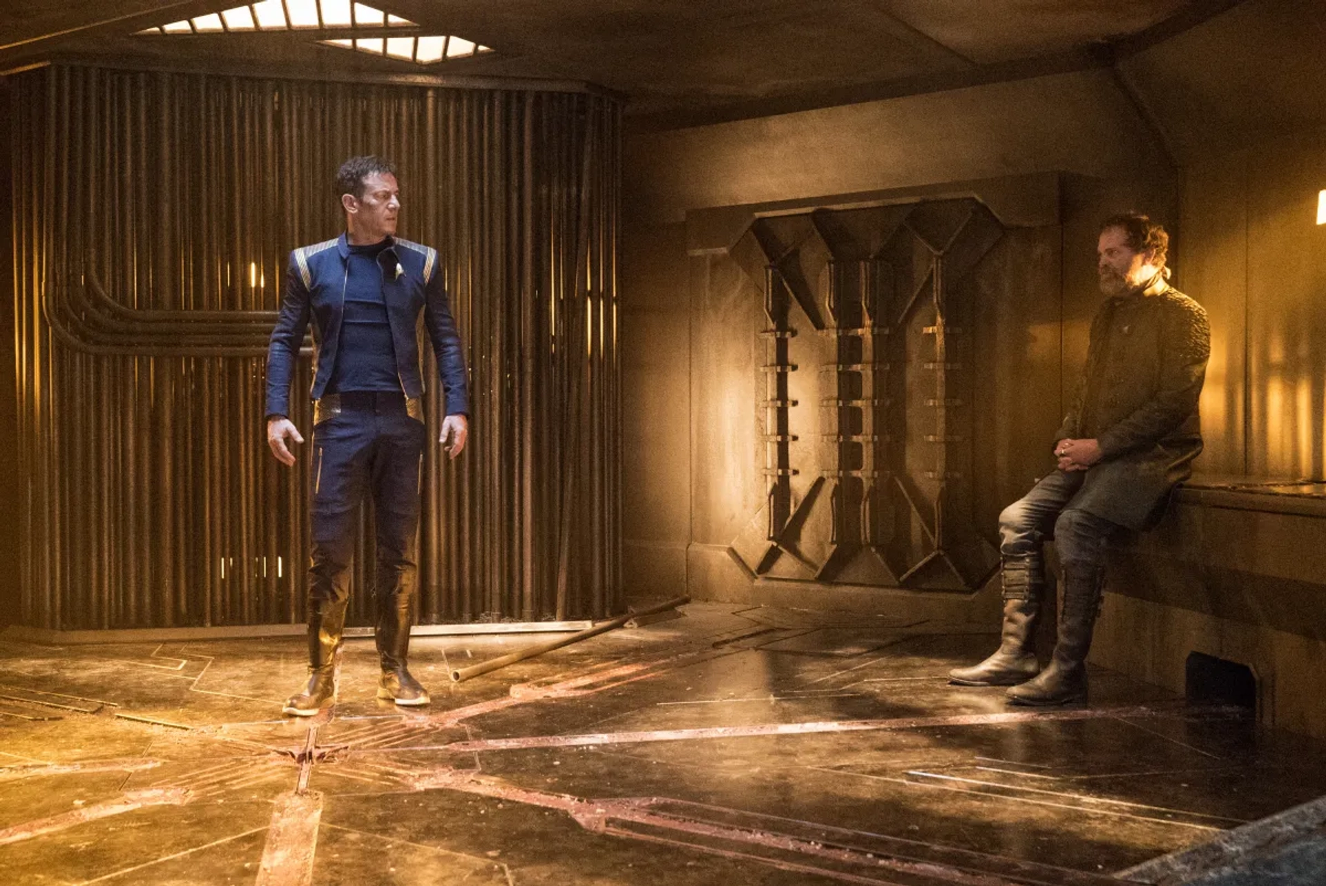 Jason Isaacs and Rainn Wilson in Star Trek: Discovery (2017)