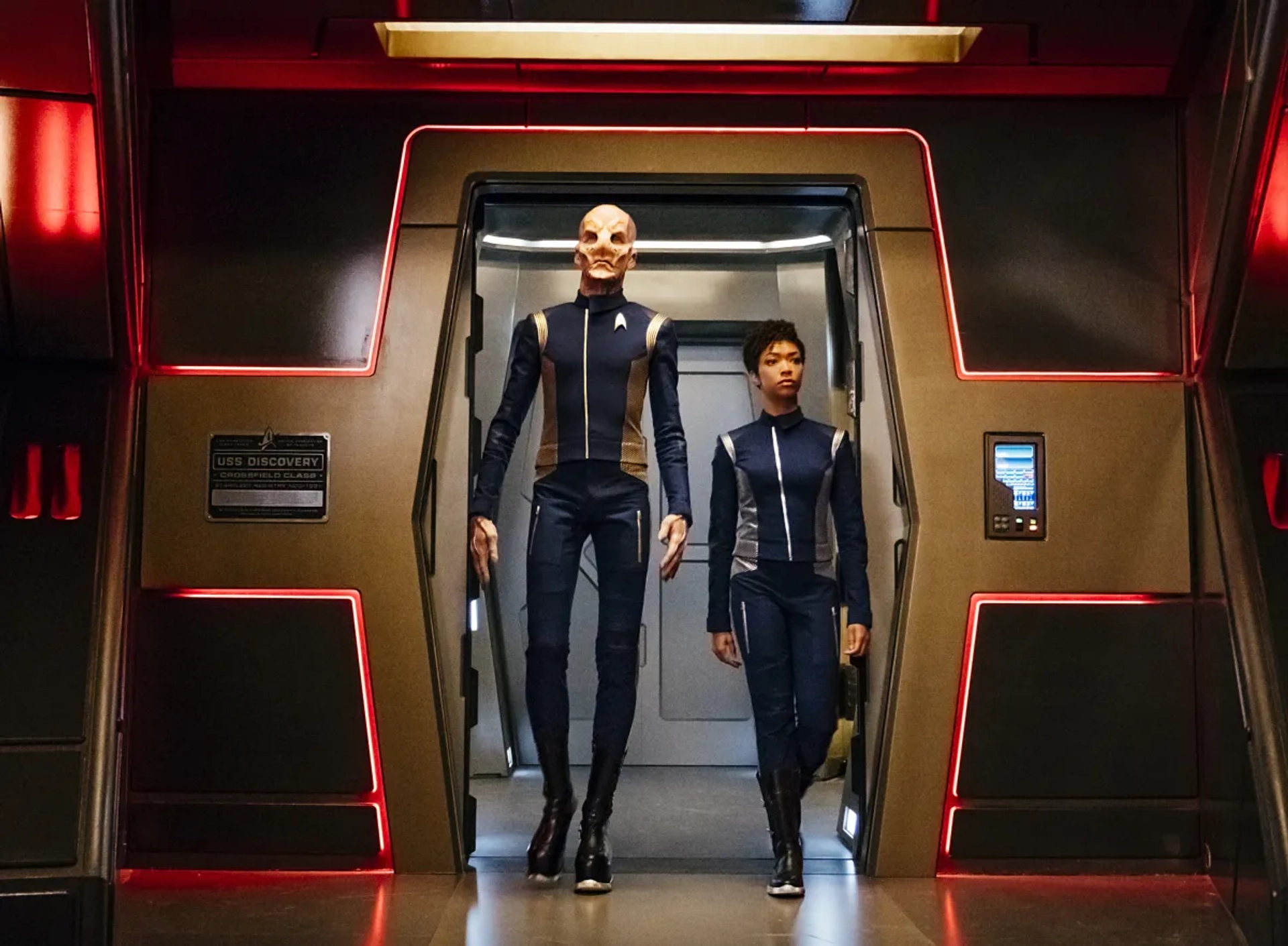 Doug Jones and Sonequa Martin-Green in Star Trek: Discovery (2017)