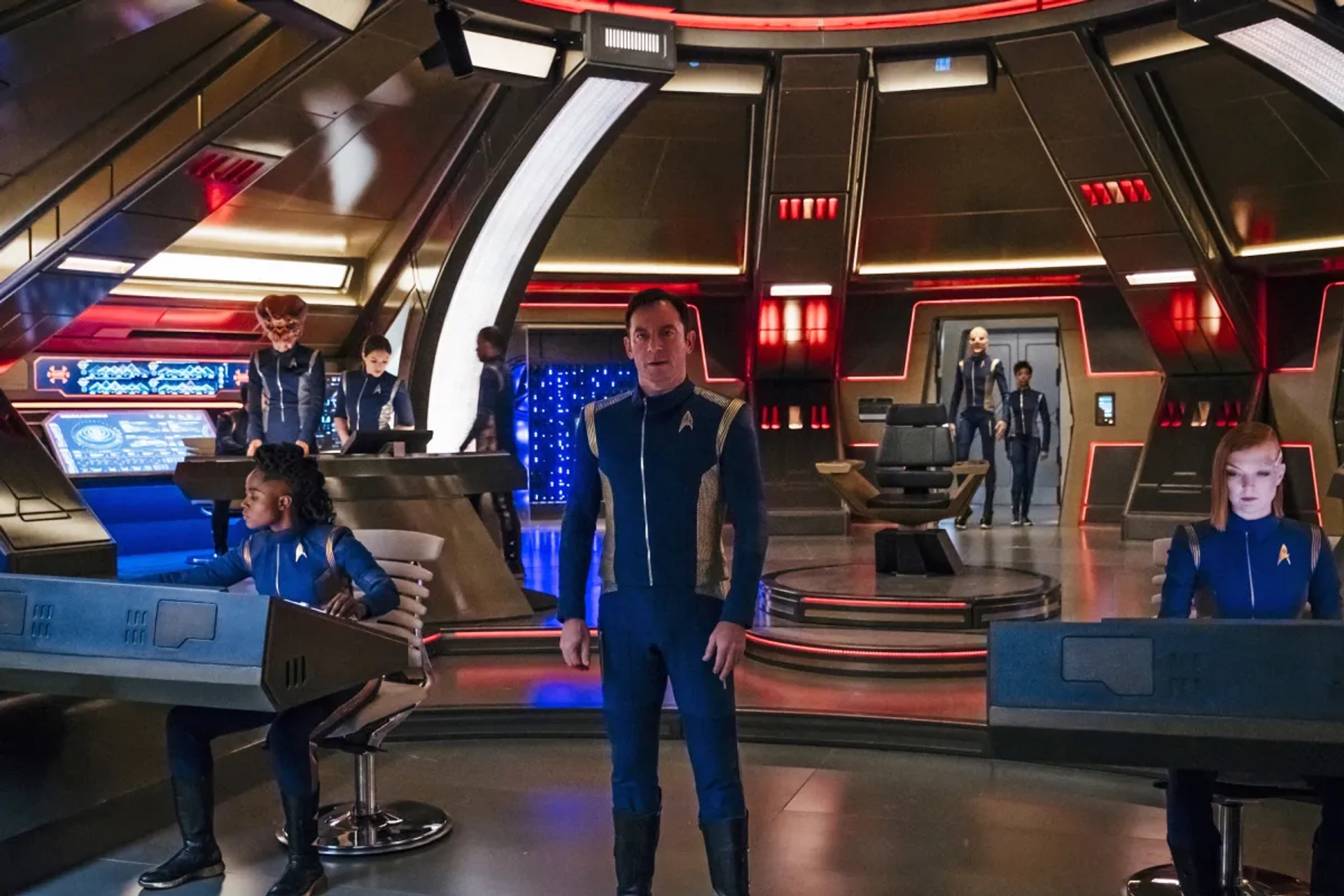 Jason Isaacs, Doug Jones, Sonequa Martin-Green, Emily Coutts, Avaah Blackwell, and Oyin Oladejo in Star Trek: Discovery (2017)