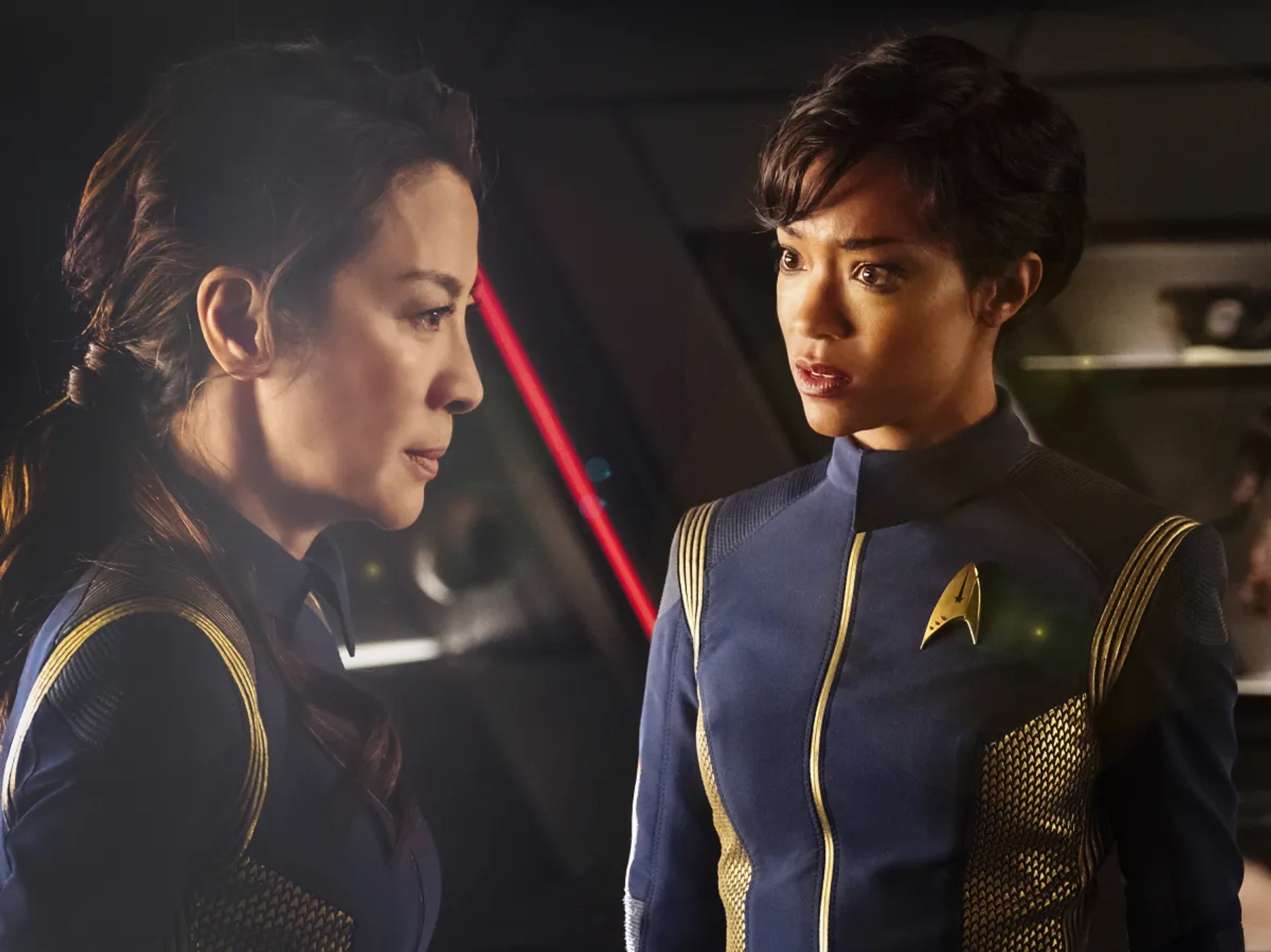 Michelle Yeoh and Sonequa Martin-Green in Star Trek: Discovery (2017)