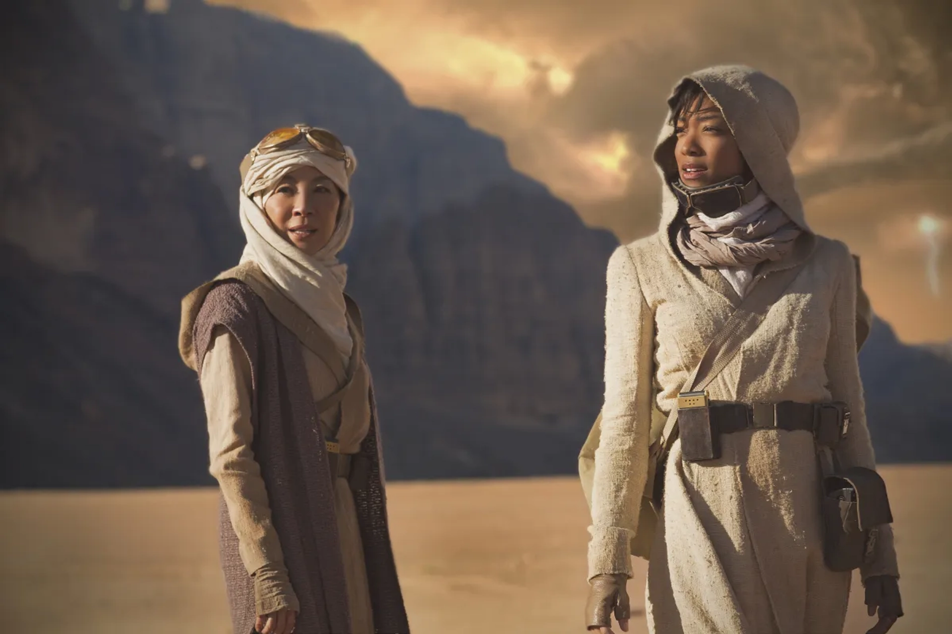 Michelle Yeoh and Sonequa Martin-Green in Star Trek: Discovery (2017)