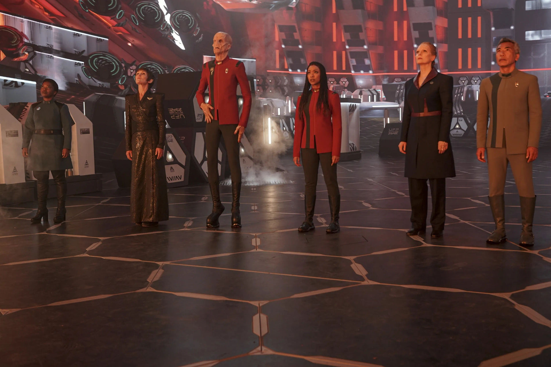 Doug Jones, Hiro Kanagawa, Tara Rosling, Chelah Horsdal, Sonequa Martin-Green, and Phumzile Sitole in Star Trek: Discovery: Species Ten-C (2022)