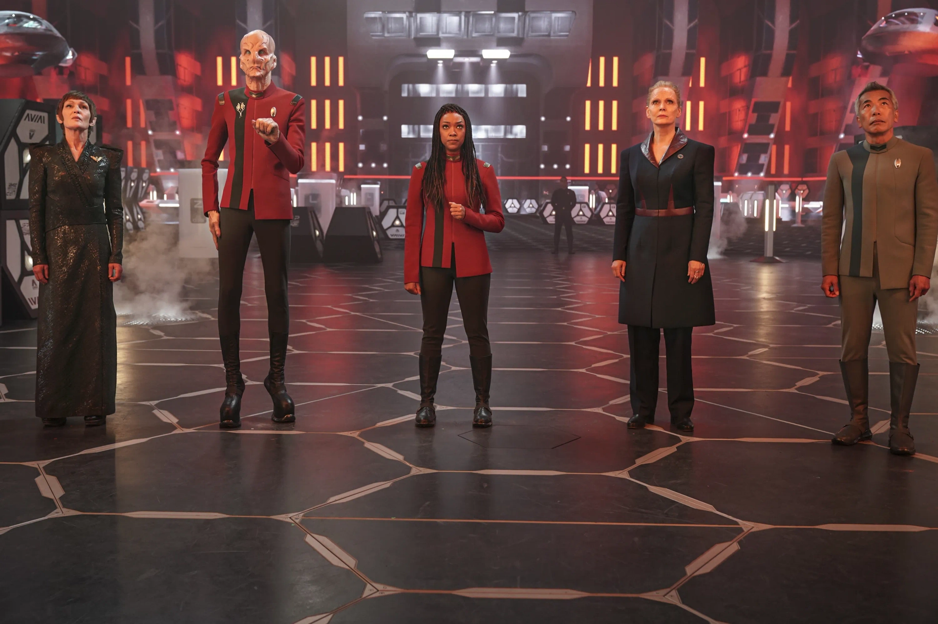 Doug Jones, Hiro Kanagawa, Tara Rosling, Chelah Horsdal, and Sonequa Martin-Green in Star Trek: Discovery: Species Ten-C (2022)