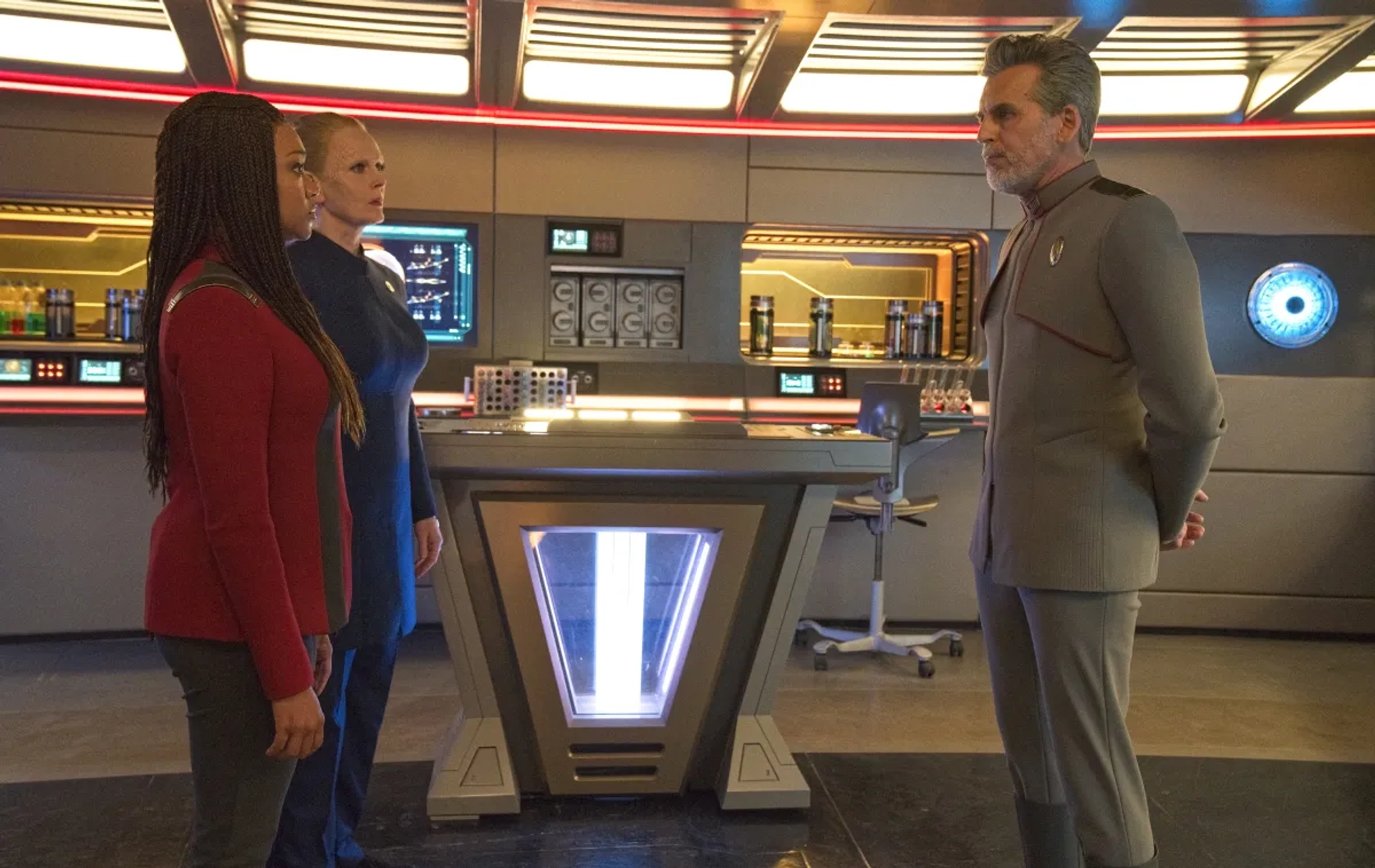 Oded Fehr, Chelah Horsdal, and Sonequa Martin-Green in Star Trek: Discovery: The Galactic Barrier (2022)