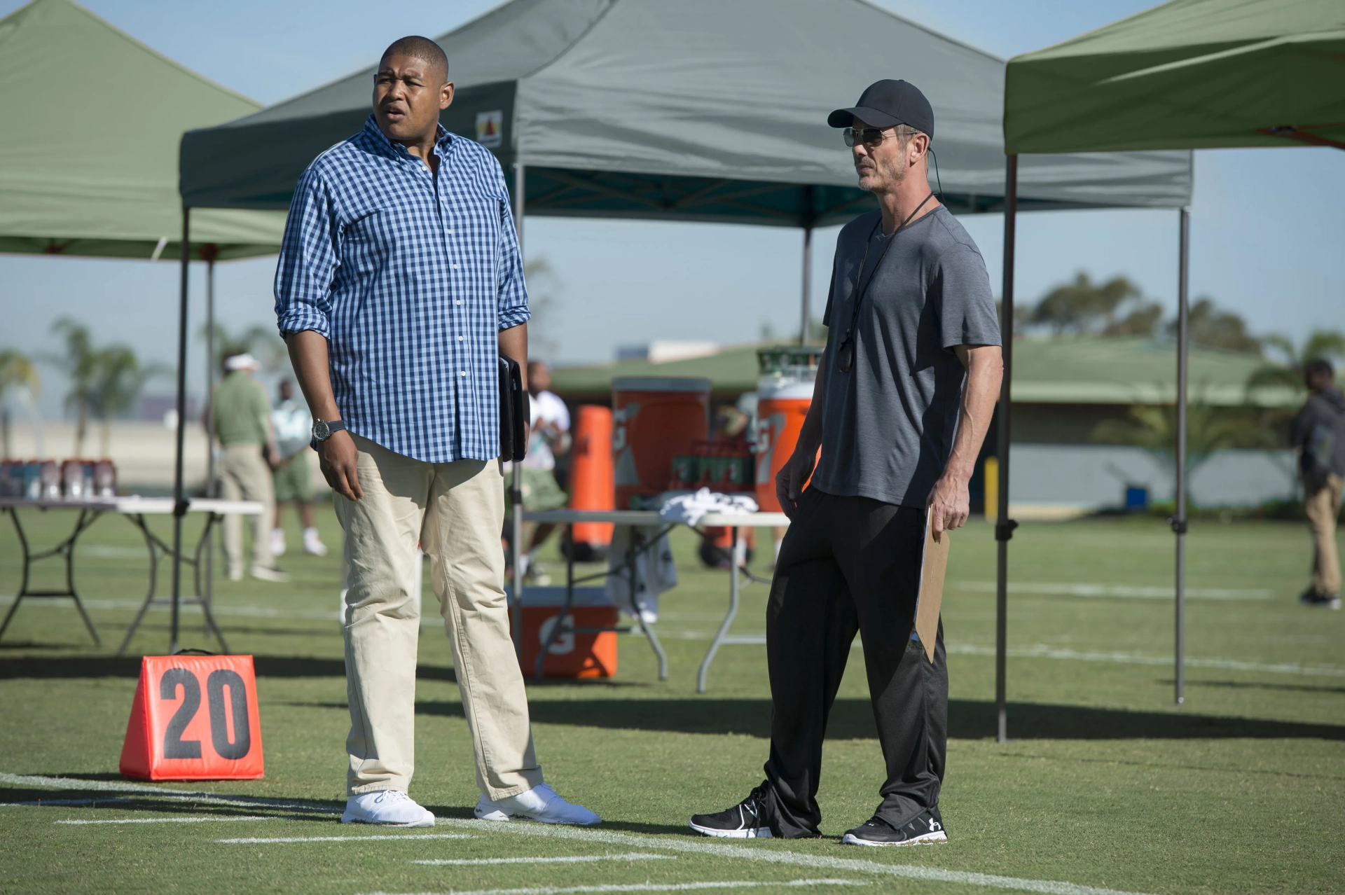 Peter Berg and Omar Benson Miller in Ballers (2015)