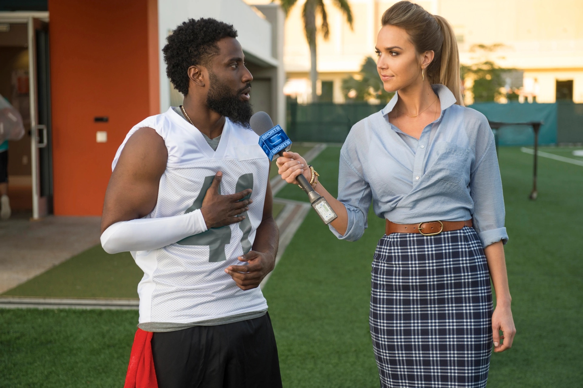 Arielle Kebbel and John David Washington in Ballers (2015)