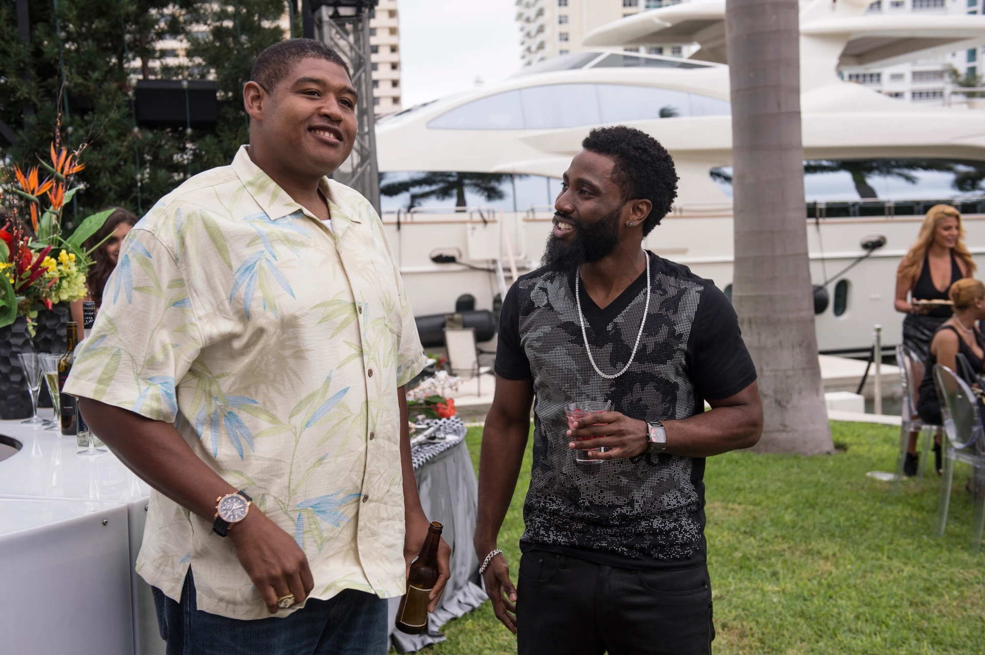 Omar Benson Miller and John David Washington in Ballers (2015)