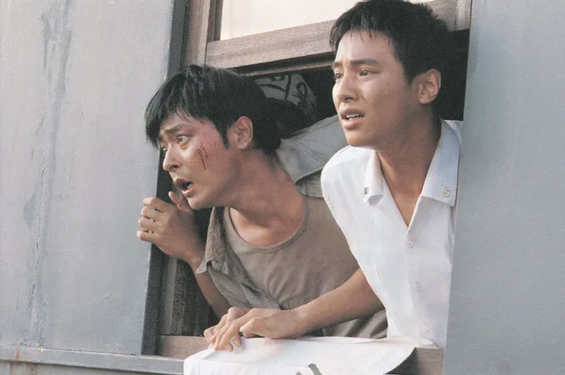 Jang Dong-Gun and Won Bin in Tae Guk Gi: The Brotherhood of War (2004)