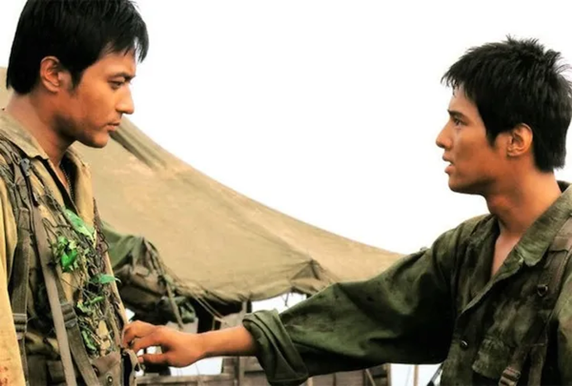 Jang Dong-Gun and Won Bin in Tae Guk Gi: The Brotherhood of War (2004)