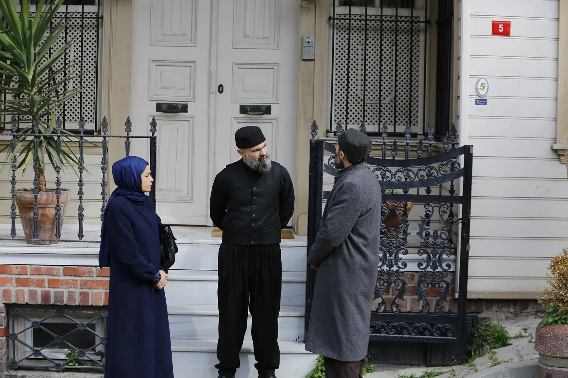 Özgü Namal, Erkan Avci, and Mert Turak in Kizil Goncalar (2023)