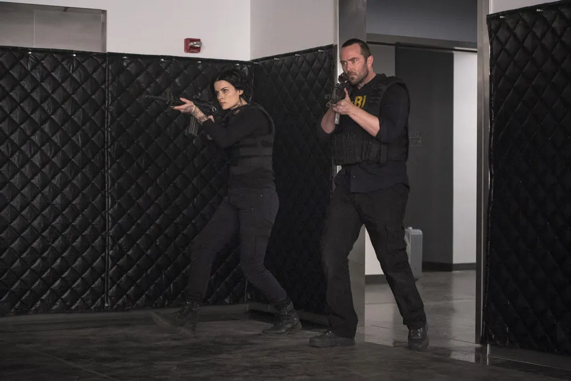 Sullivan Stapleton and Jaimie Alexander in Blindspot (2015)