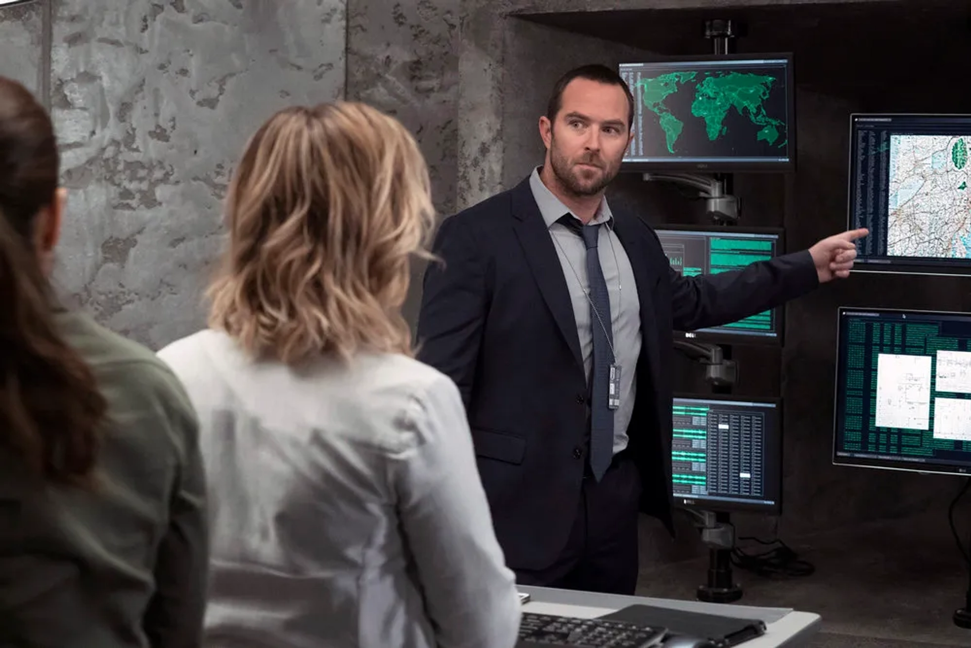 Ashley Johnson, Sullivan Stapleton, and Audrey Esparza in Blindspot (2015)