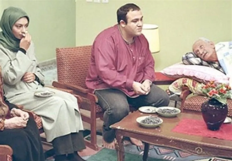 Kiumars Malekmotei, Ghazal Saremi, and Mehran Ghafoorian in Under the City Sky (2001)