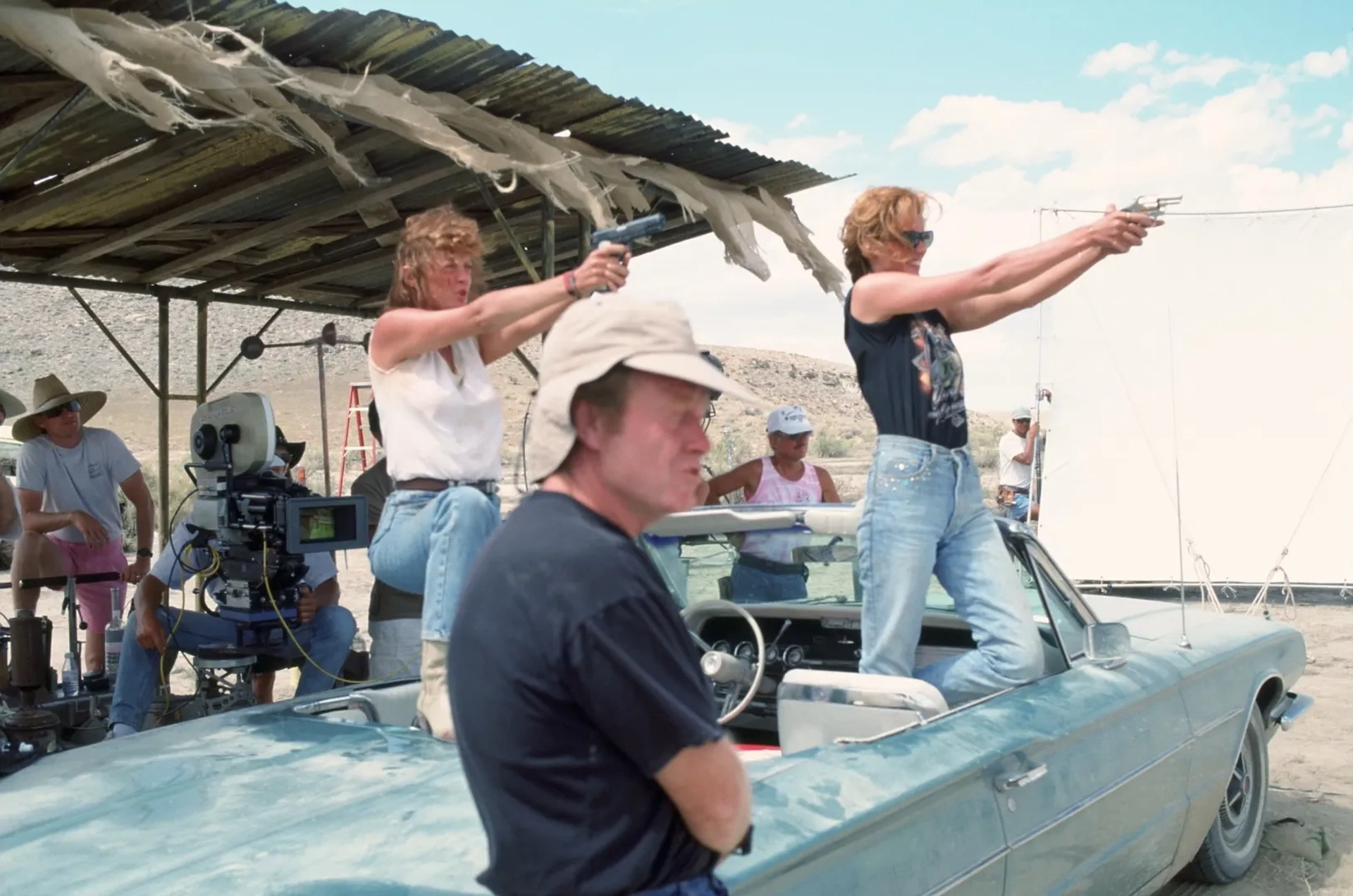 Geena Davis, Susan Sarandon, and Ridley Scott in Thelma & Louise (1991)