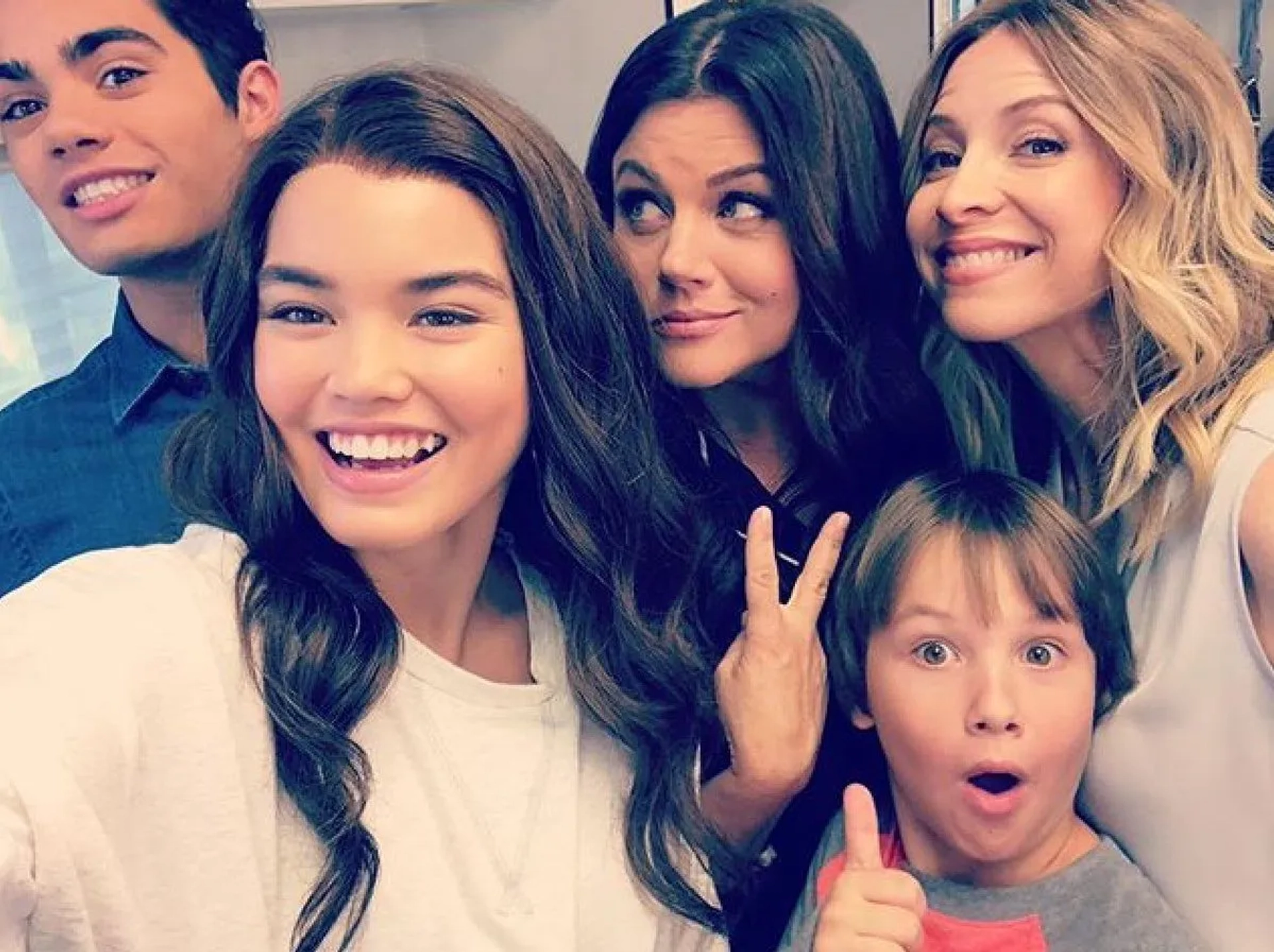 Tiffani Thiessen, Jolie Jenkins, Paris Berelc, Finn Carr, and Emery Kelly in Alexa & Katie (2018)