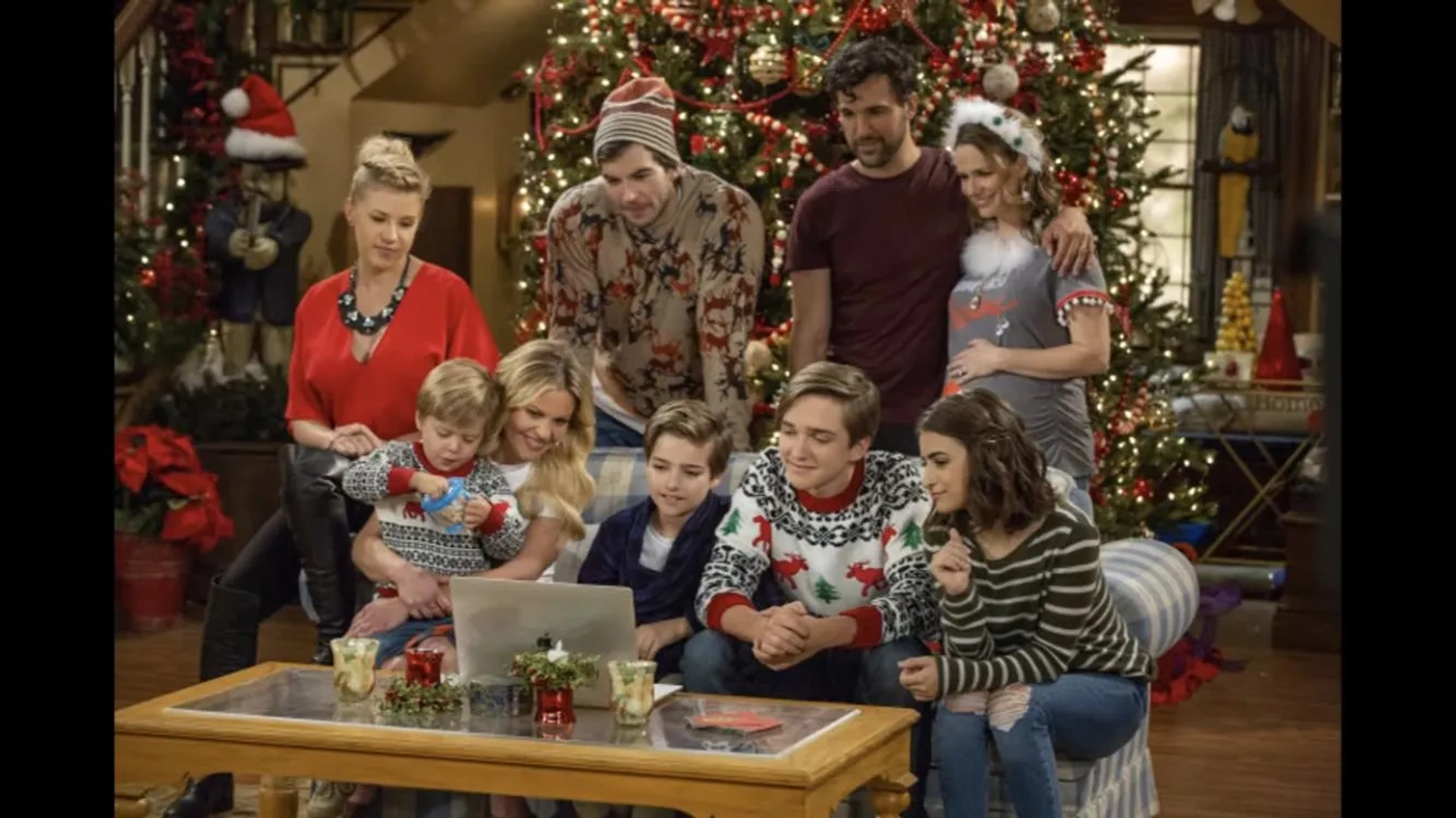 Andrea Barber, Candace Cameron Bure, Jodie Sweetin, Juan Pablo Di Pace, Adam Hagenbuch, Michael Campion, Elias Harger, Soni Bringas, Fox Messitt, and Dashiell Messitt in Fuller House (2016)