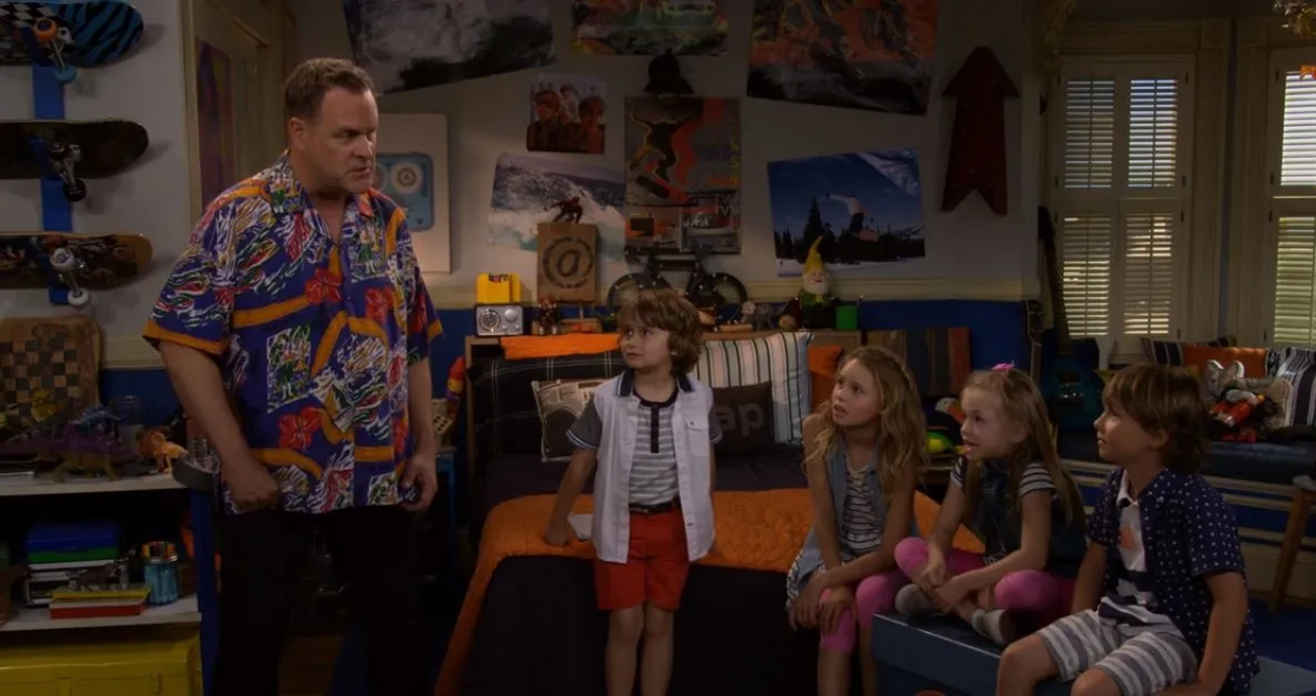 Still of Noah Salsbury Lipson with Dave Coulier, Ruby Rose Turner, Kingston Foster, and Finn Carr in Fuller House (2017)