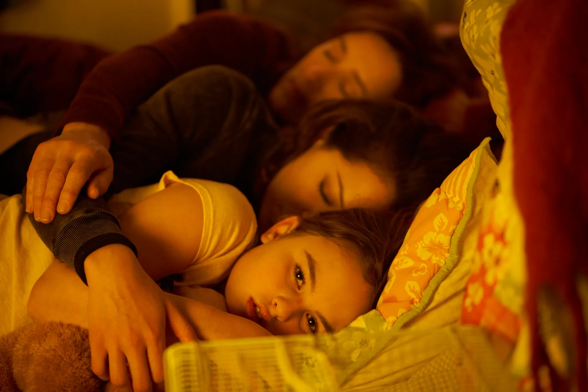 Maria Doyle Kennedy, Tatiana Maslany, and Skyler Wexler in Orphan Black (2013)