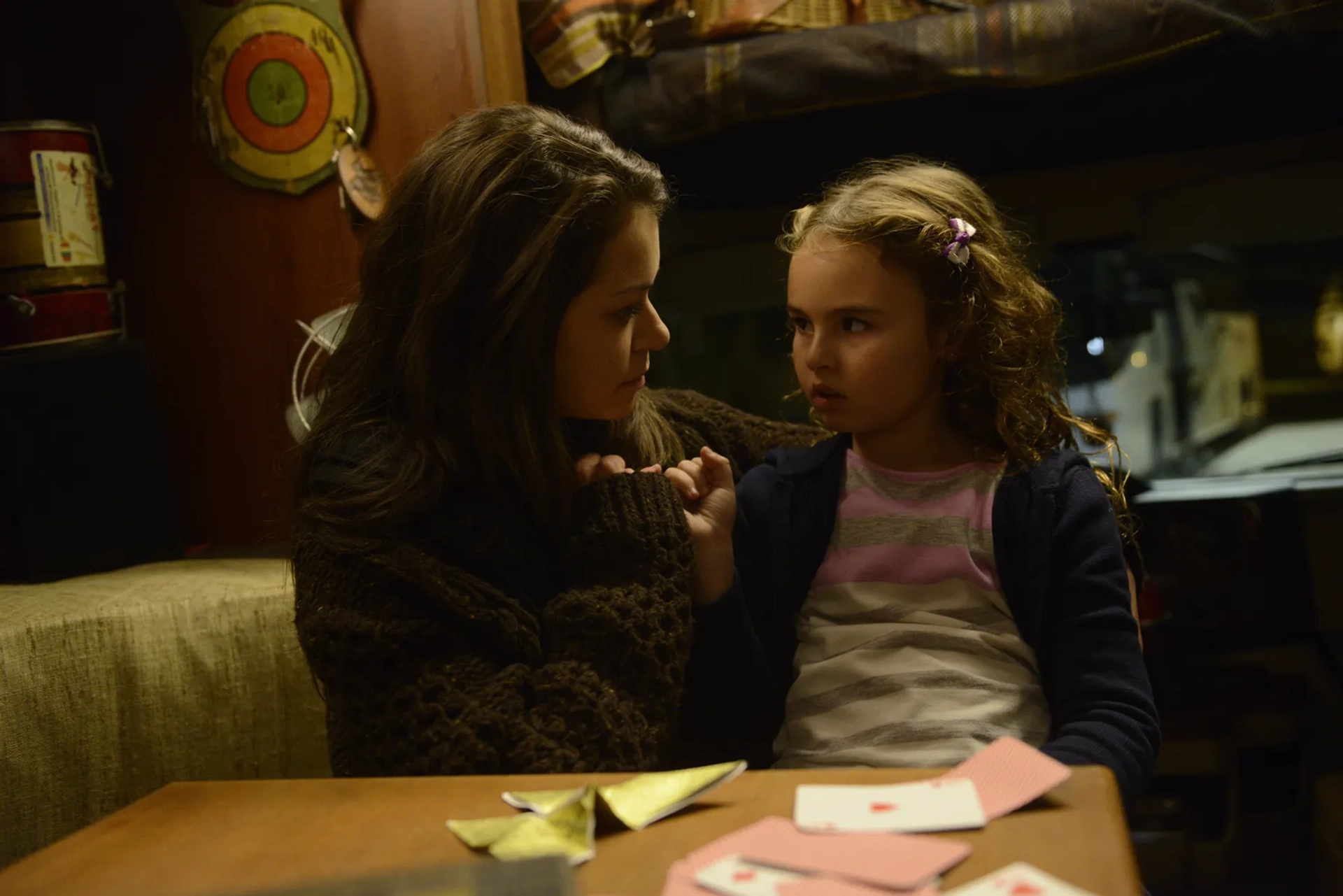 Tatiana Maslany and Skyler Wexler in Orphan Black (2013)