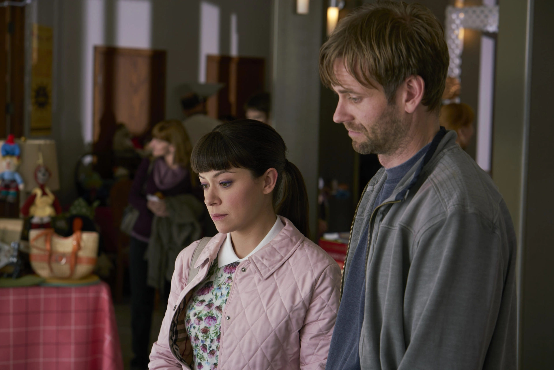 Eric Johnson and Tatiana Maslany in Orphan Black (2013)