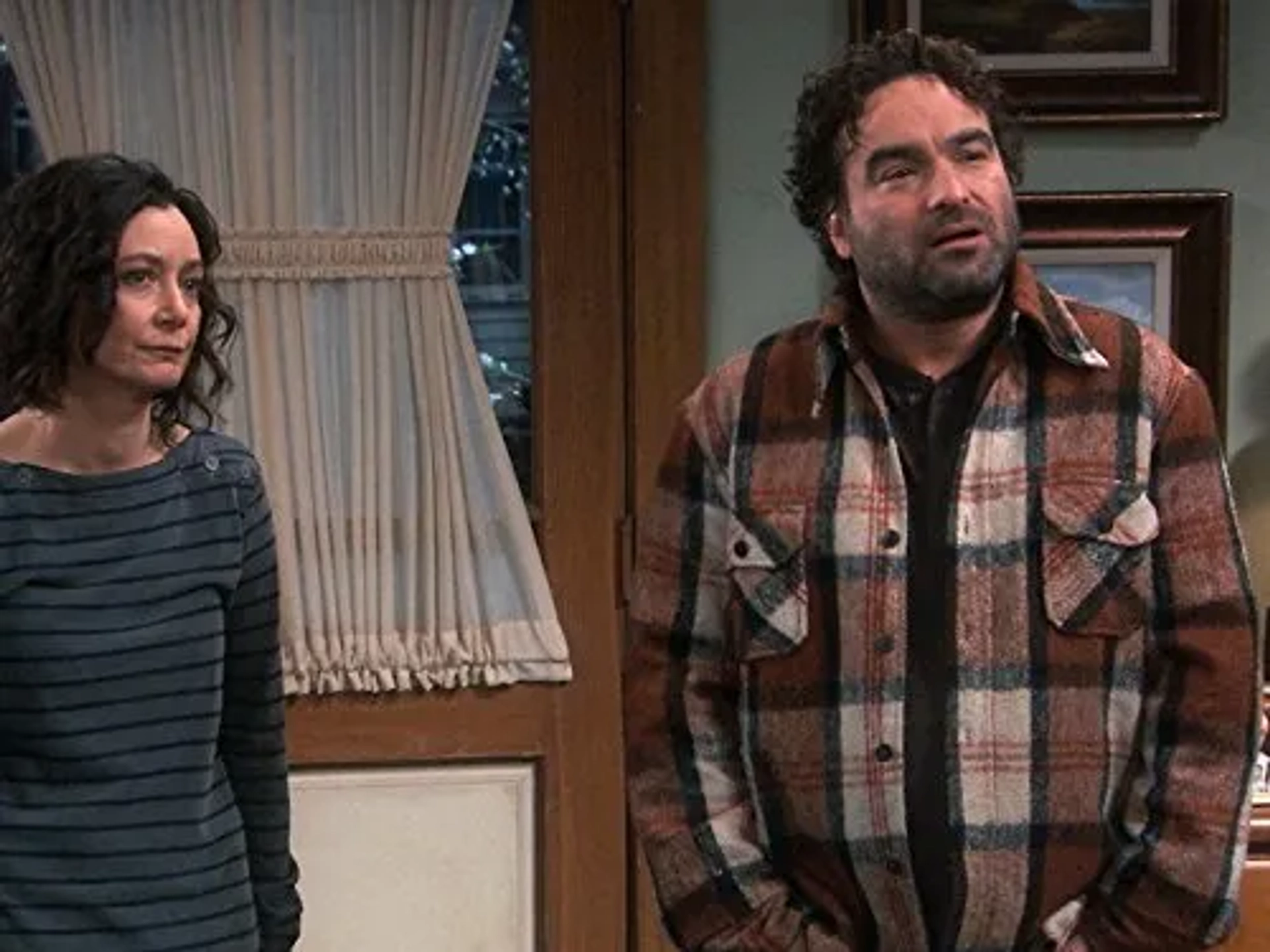 Sara Gilbert and Johnny Galecki in Roseanne (1988)