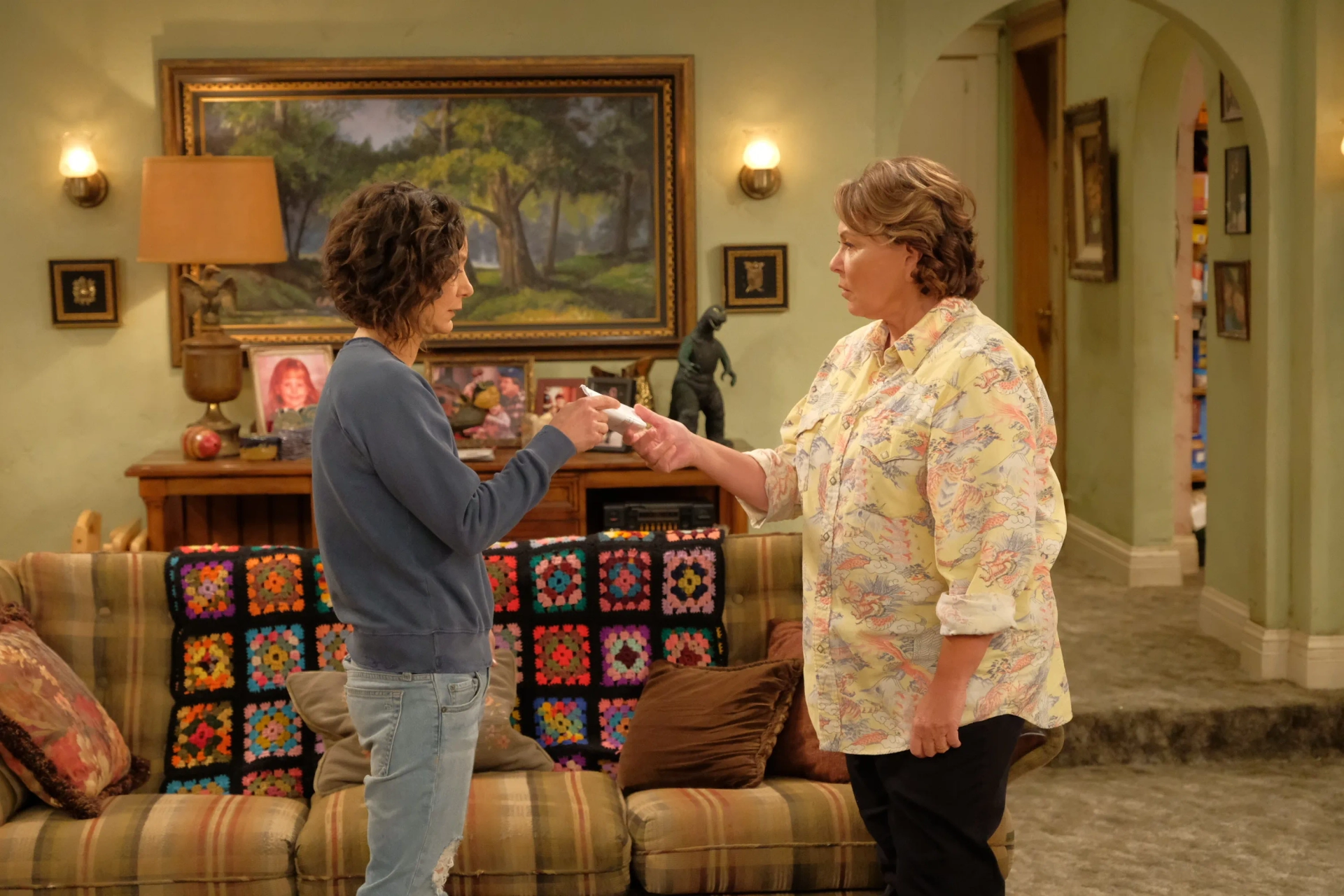 Roseanne Barr and Sara Gilbert in Roseanne (1988)