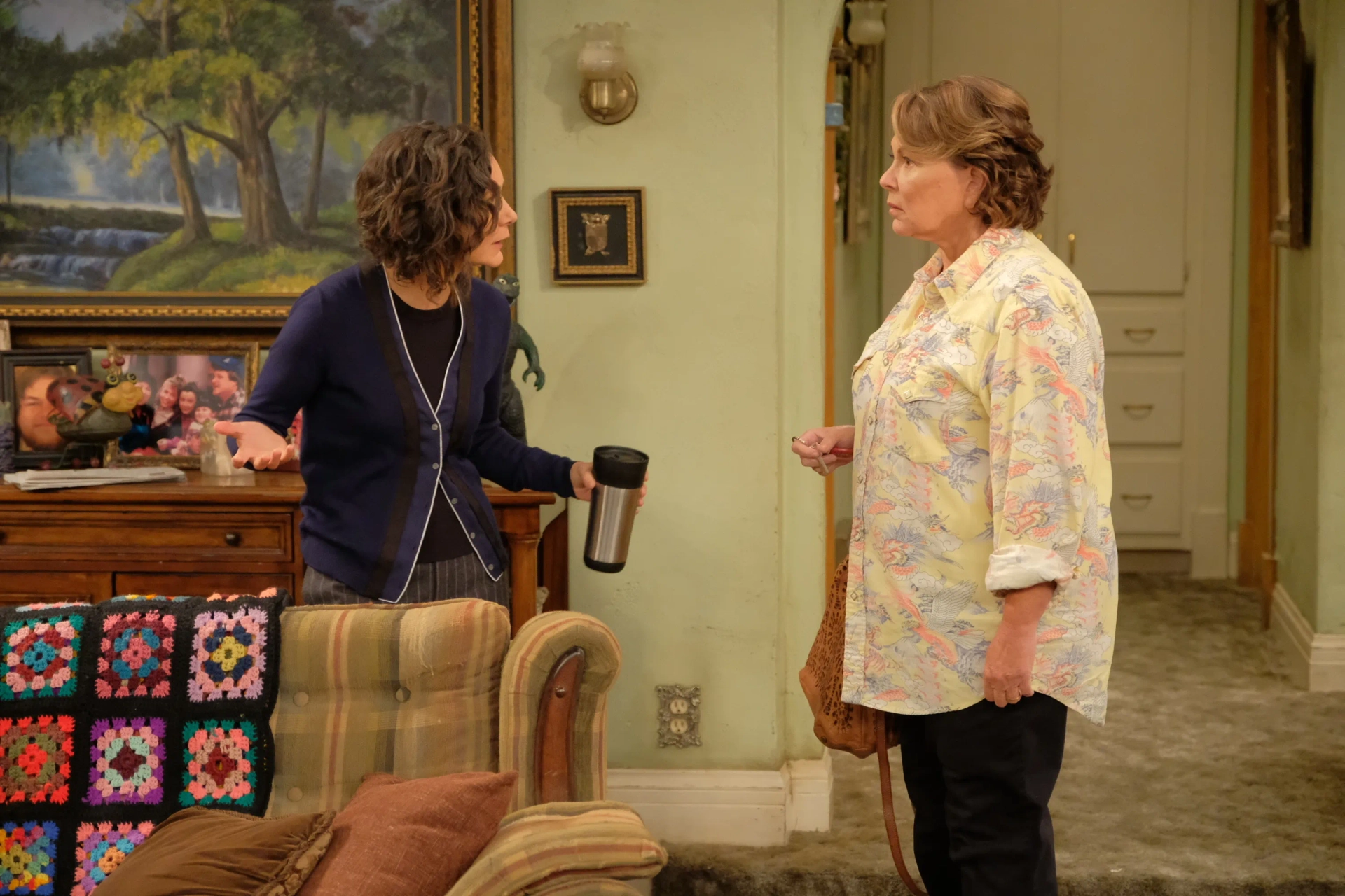 Roseanne Barr and Sara Gilbert in Roseanne (1988)