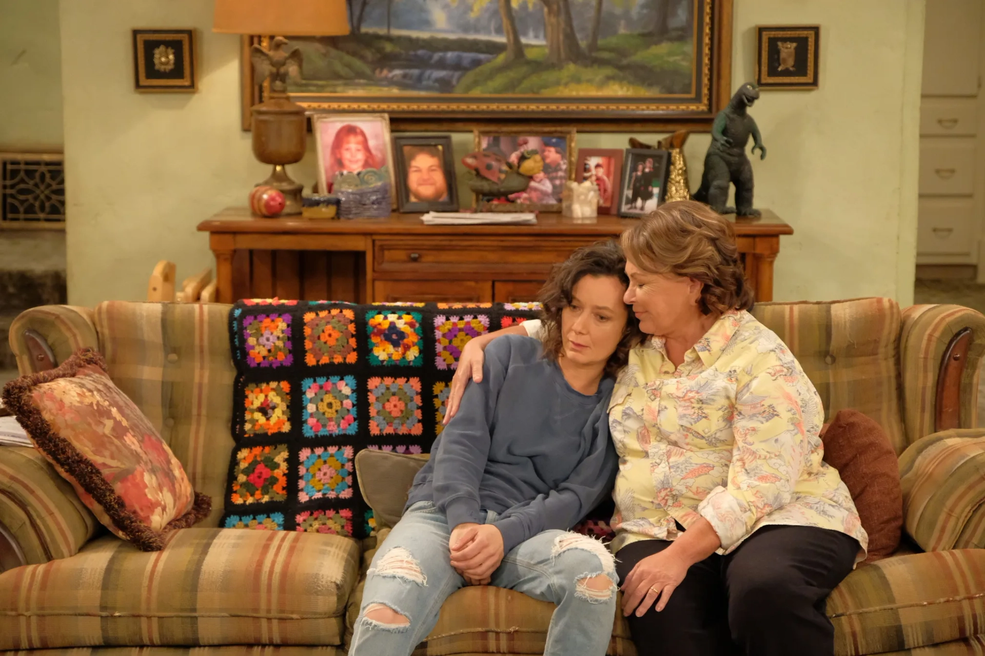 Roseanne Barr and Sara Gilbert in Roseanne (1988)