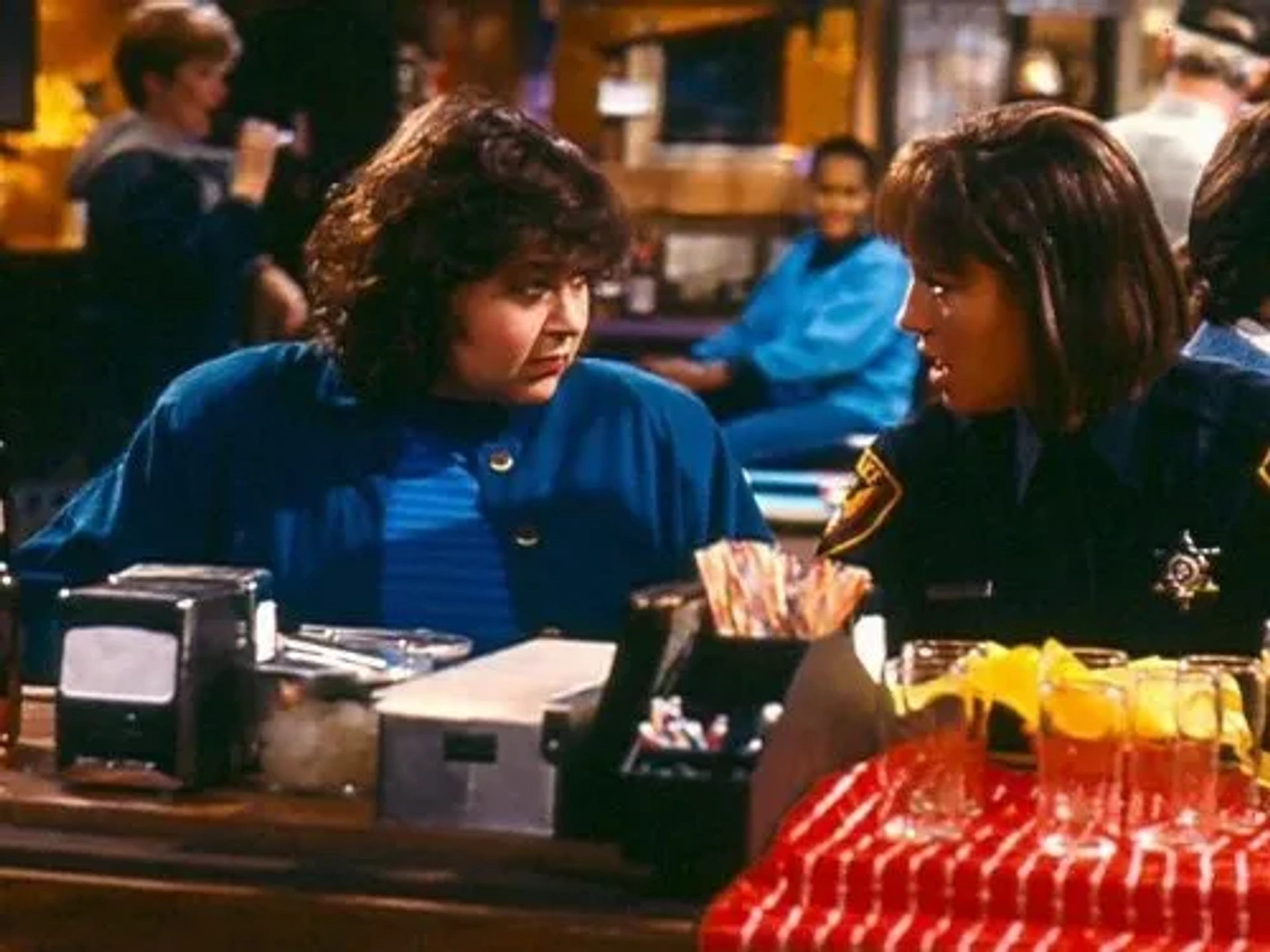 Roseanne Barr and Laurie Metcalf in Roseanne (1988)