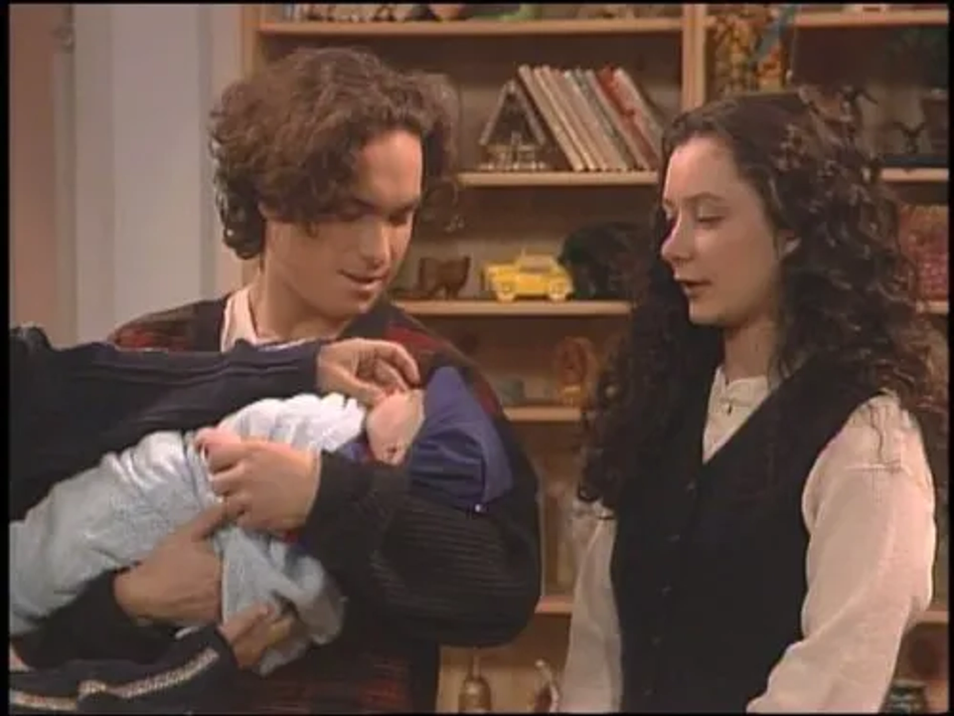 Sara Gilbert and Johnny Galecki in Roseanne (1988)