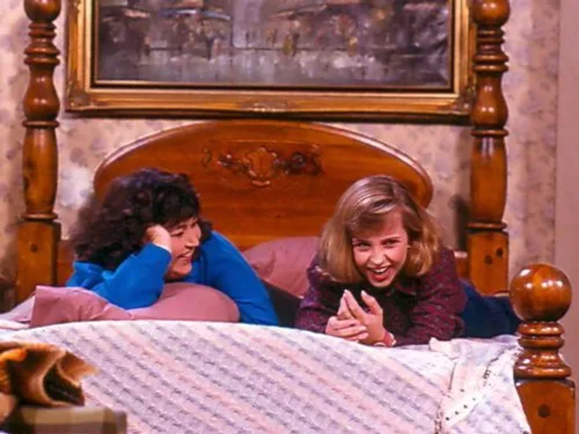 Roseanne Barr and Alicia Goranson in Roseanne (1988)