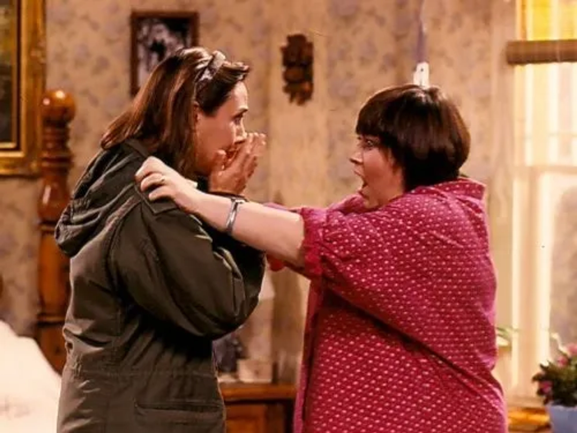 Roseanne Barr and Laurie Metcalf in Roseanne (1988)