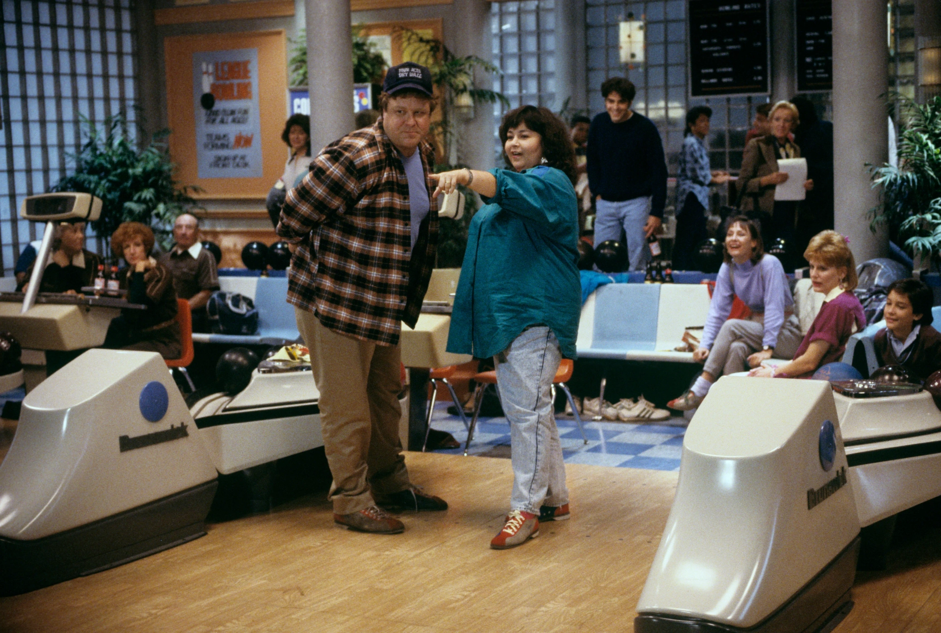 George Clooney, John Goodman, Roseanne Barr, Laurie Metcalf, and Natalie West in Roseanne (1988)