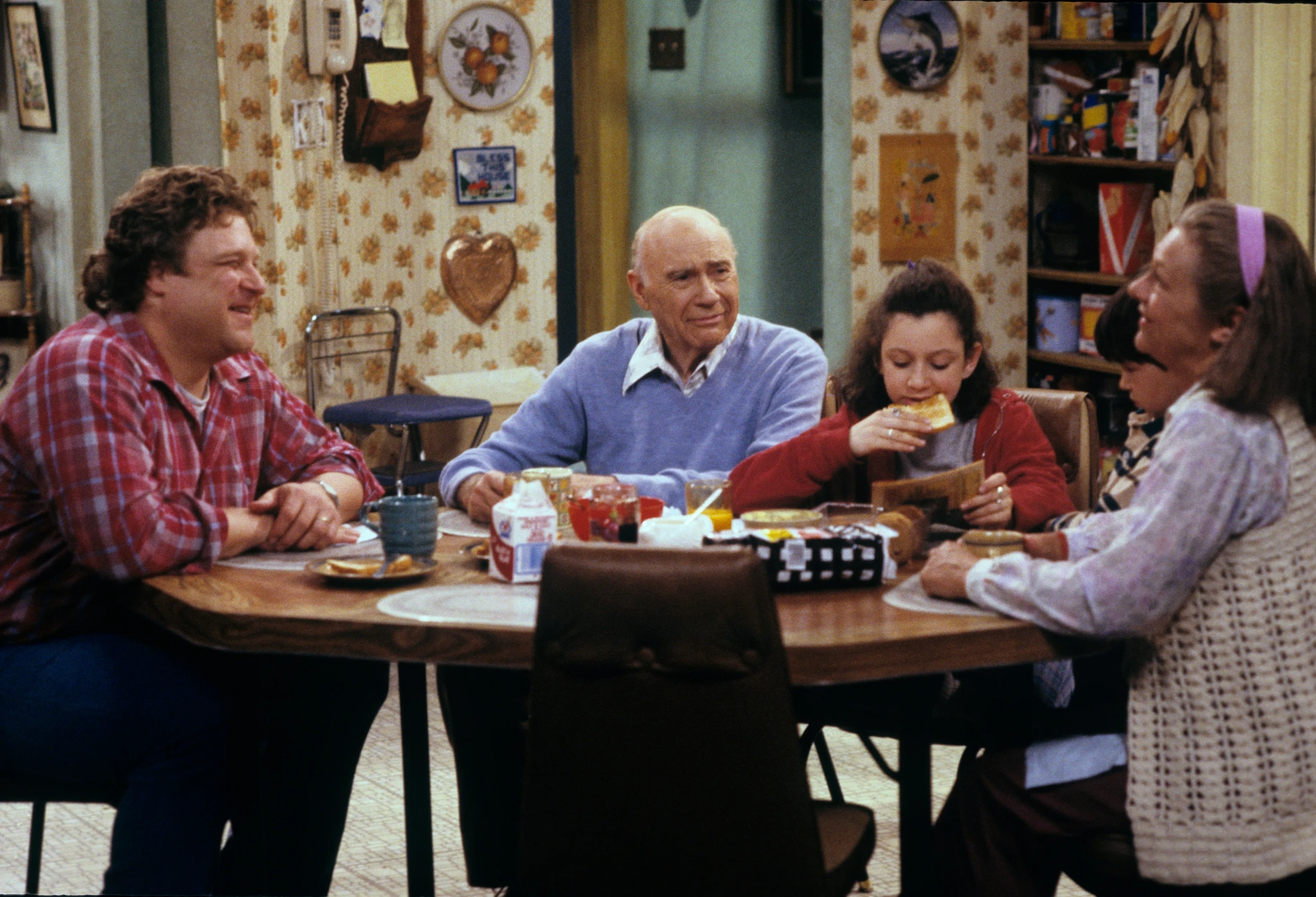 John Goodman, Sara Gilbert, Laurie Metcalf, and John Randolph in Roseanne (1988)