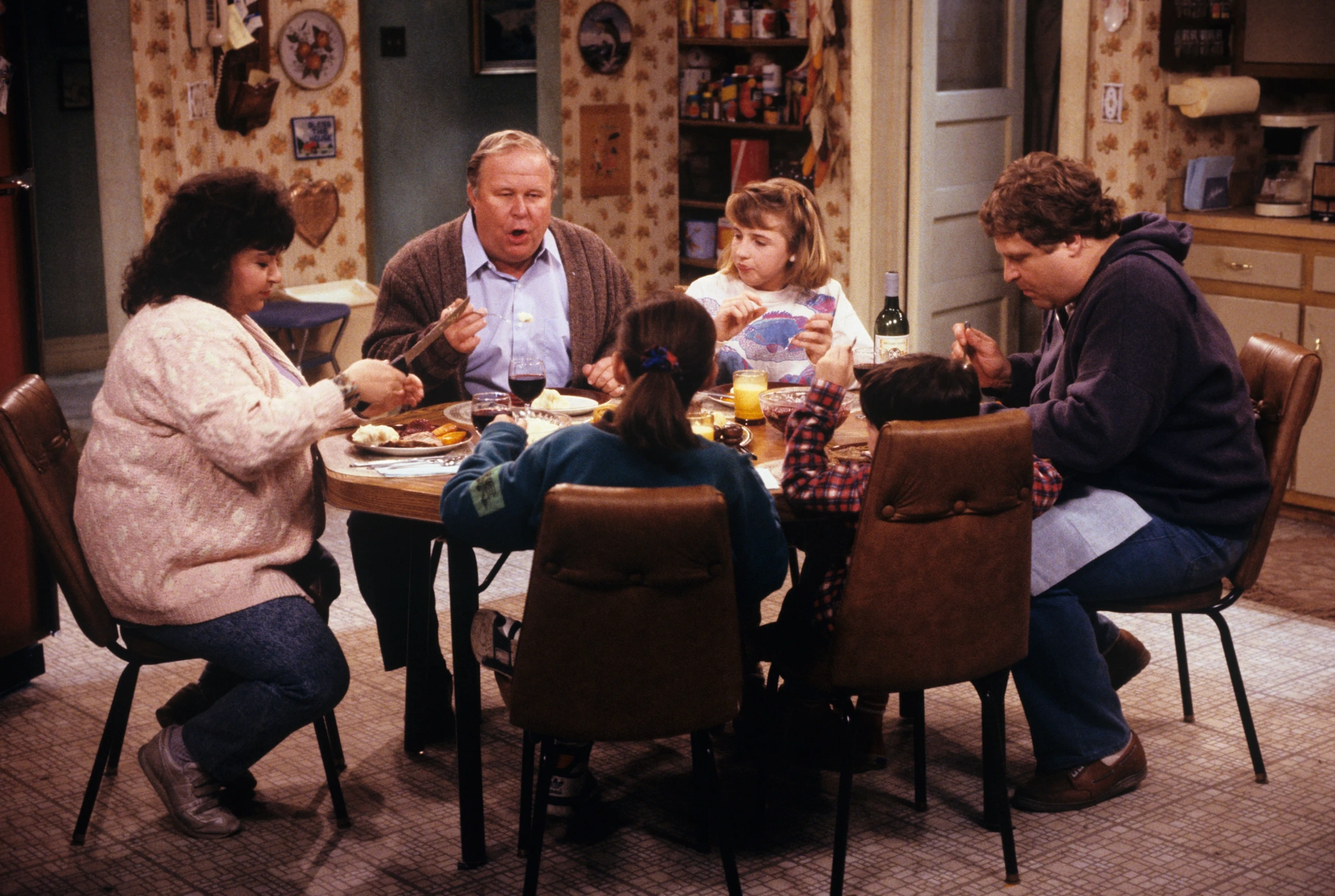 John Goodman, Ned Beatty, Roseanne Barr, Sara Gilbert, Michael Fishman, and Alicia Goranson in Roseanne (1988)