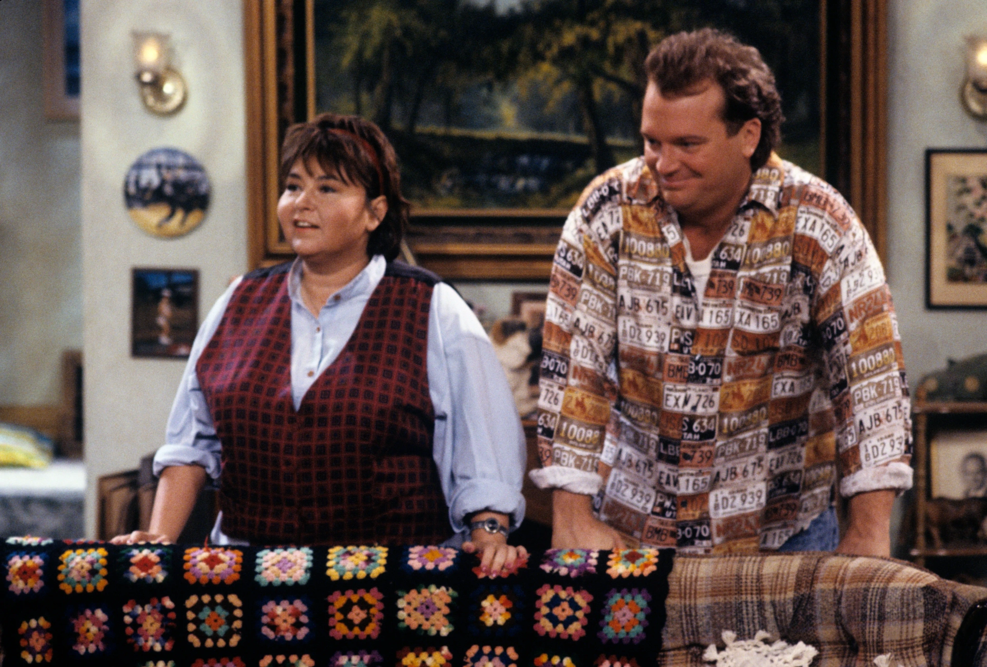 Tom Arnold and Roseanne Barr in Roseanne (1988)