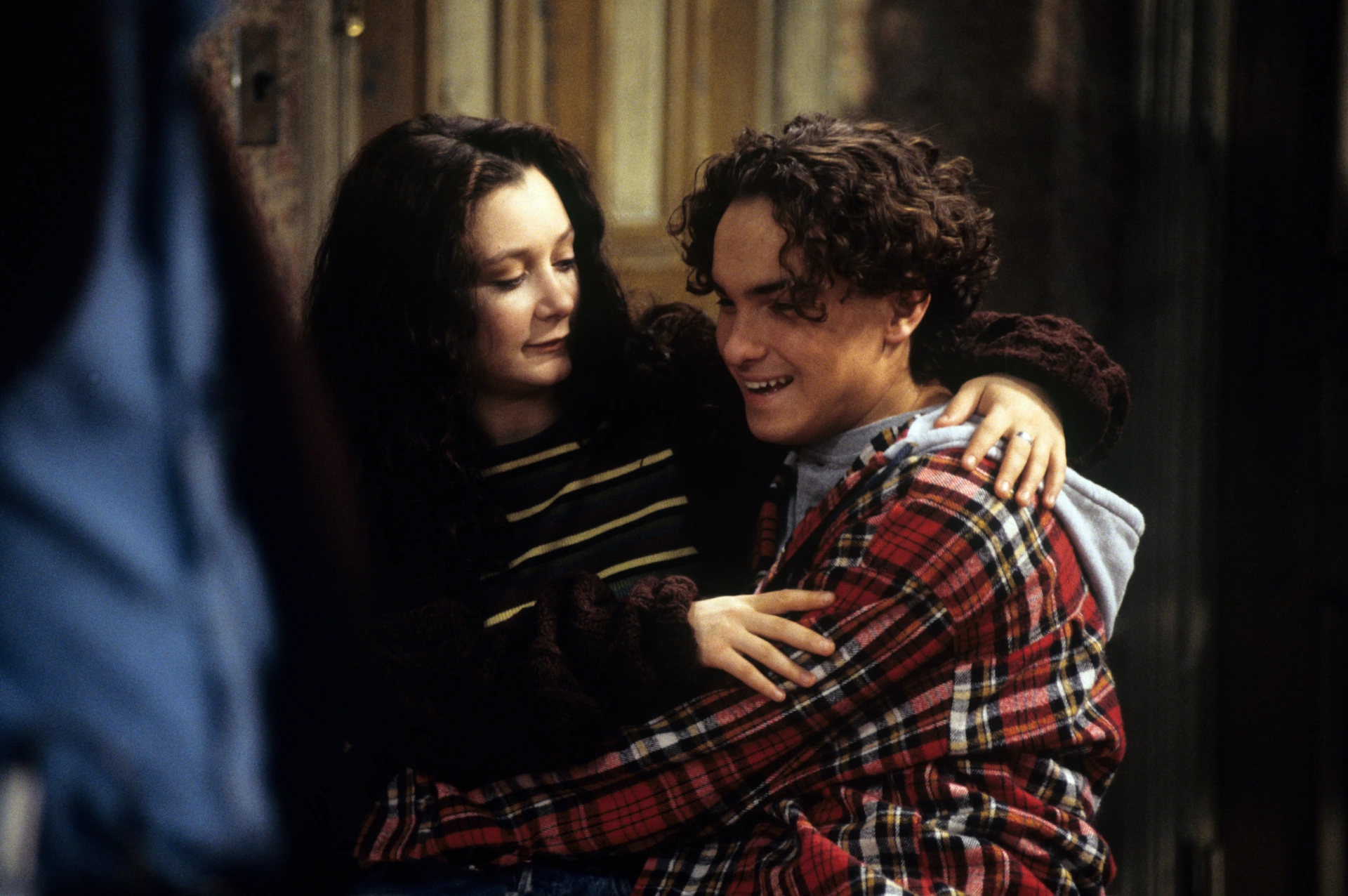 Sara Gilbert and Johnny Galecki in Roseanne (1988)