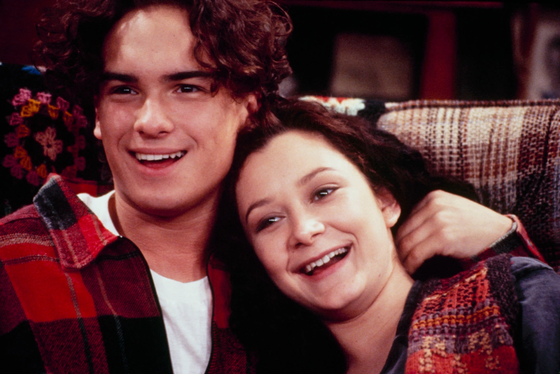 Sara Gilbert and Johnny Galecki in Roseanne (1988)