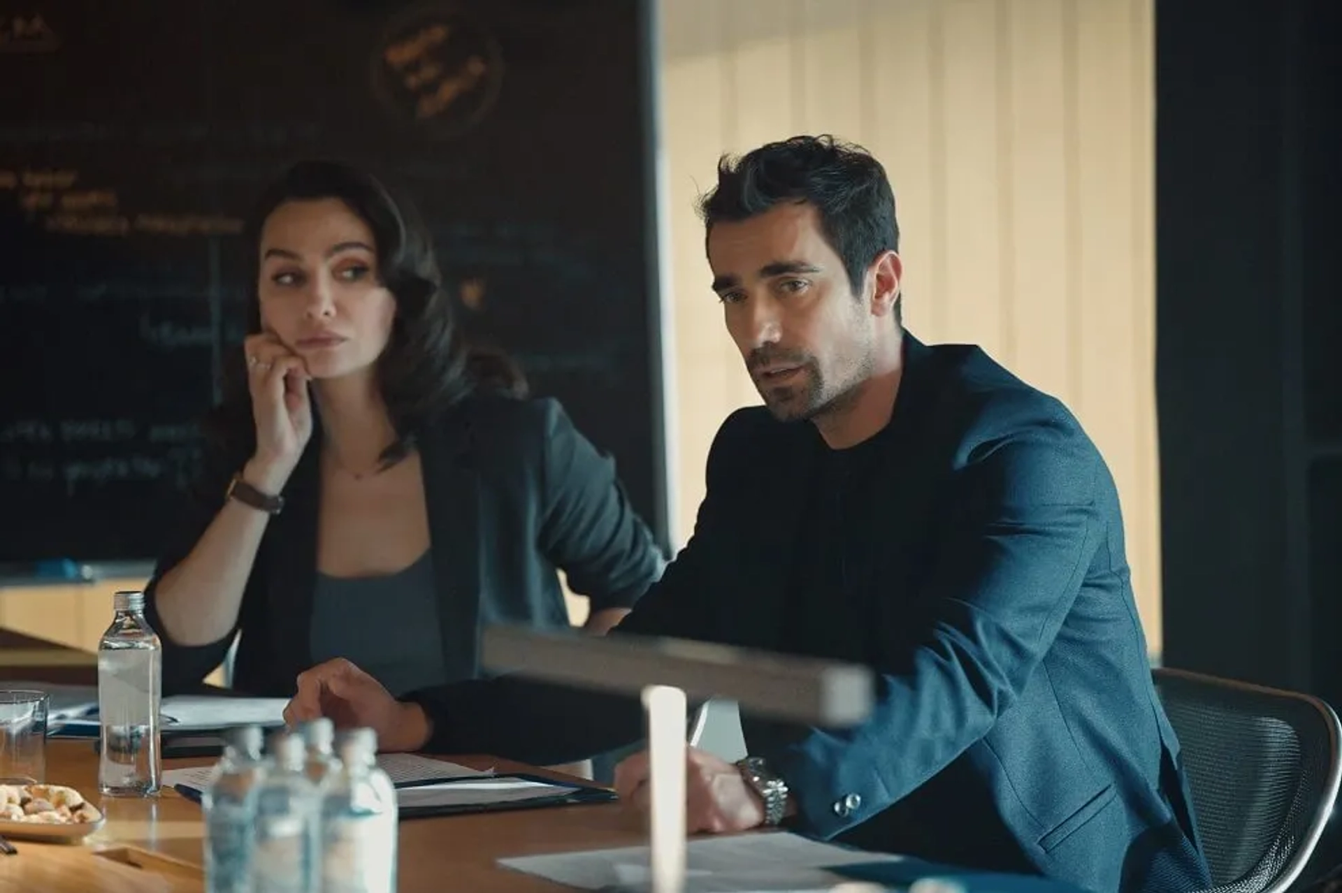 Birce Akalay and Ibrahim Celikkol in As the Crow Flies (2022)